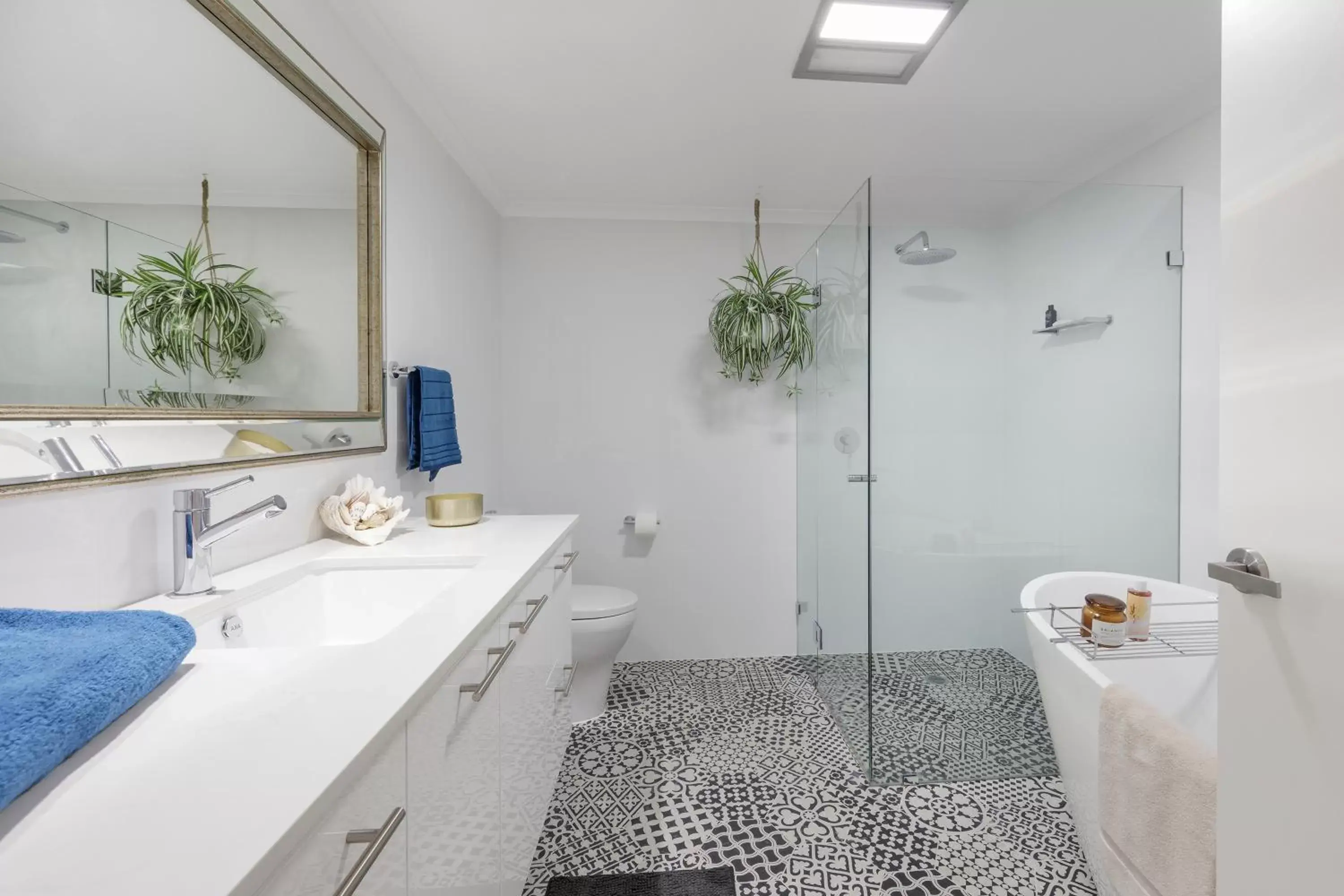 Shower, Bathroom in Ramada Resort by Wyndham Shoal Bay