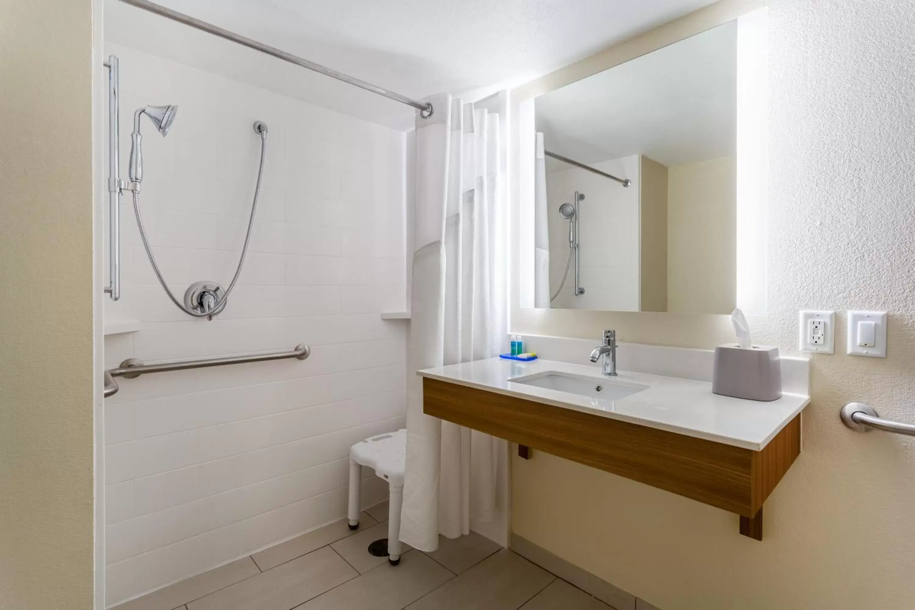 Photo of the whole room, Bathroom in Holiday Inn Express & Suites Cedar Falls - Waterloo, an IHG Hotel