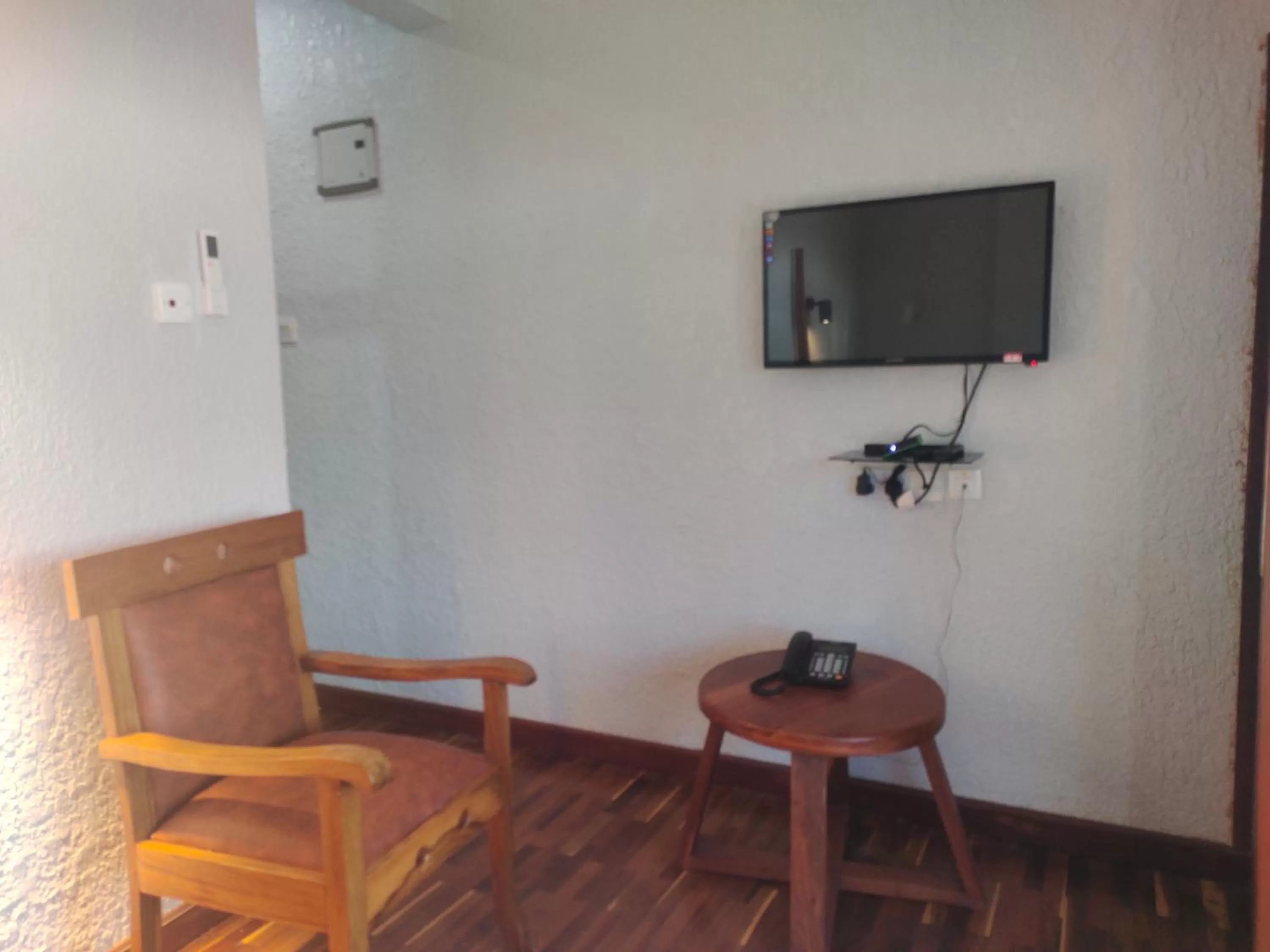 TV and multimedia, TV/Entertainment Center in Serene Beach Resort
