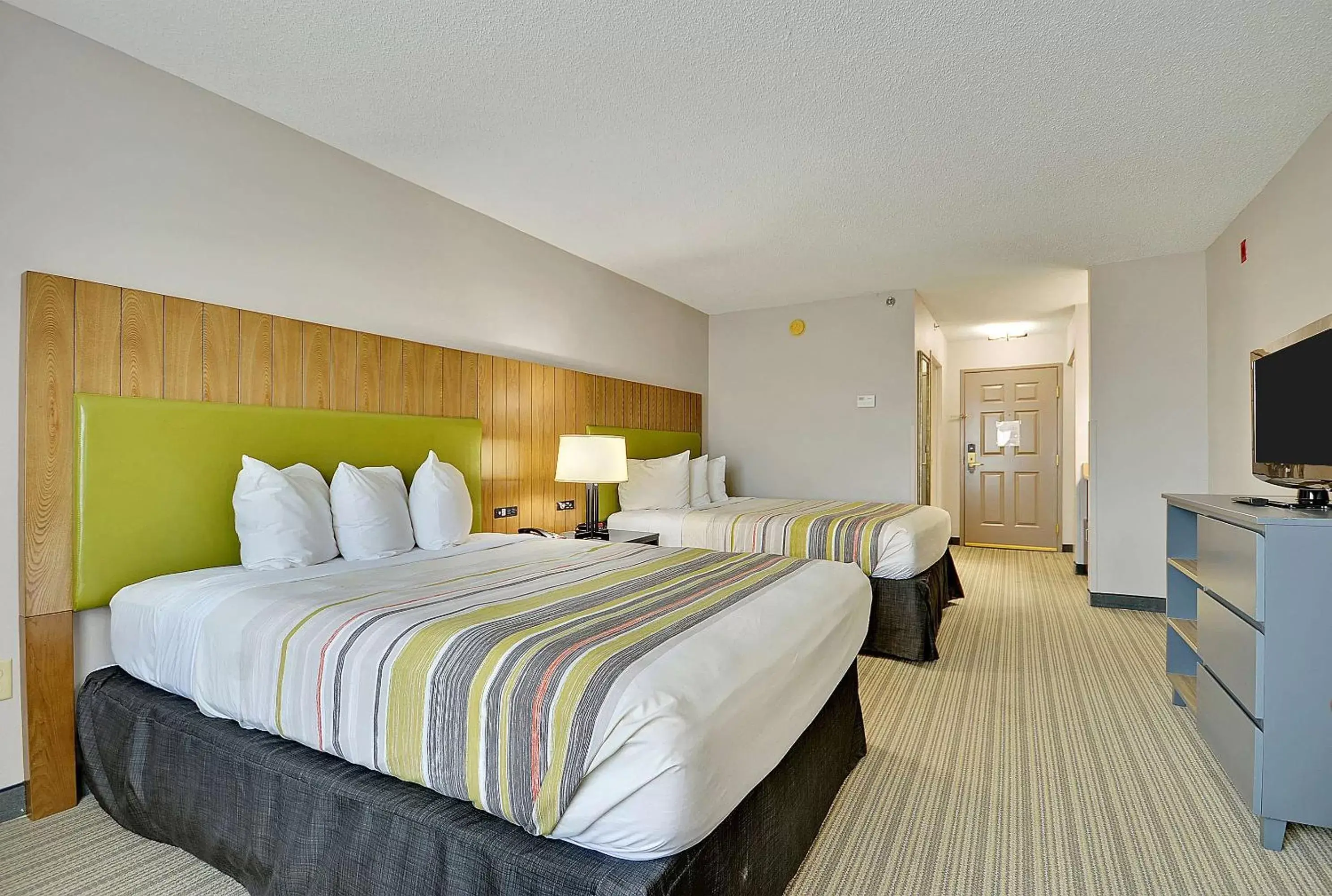 Photo of the whole room, Bed in Country Inn & Suites by Radisson, Charleston North, SC