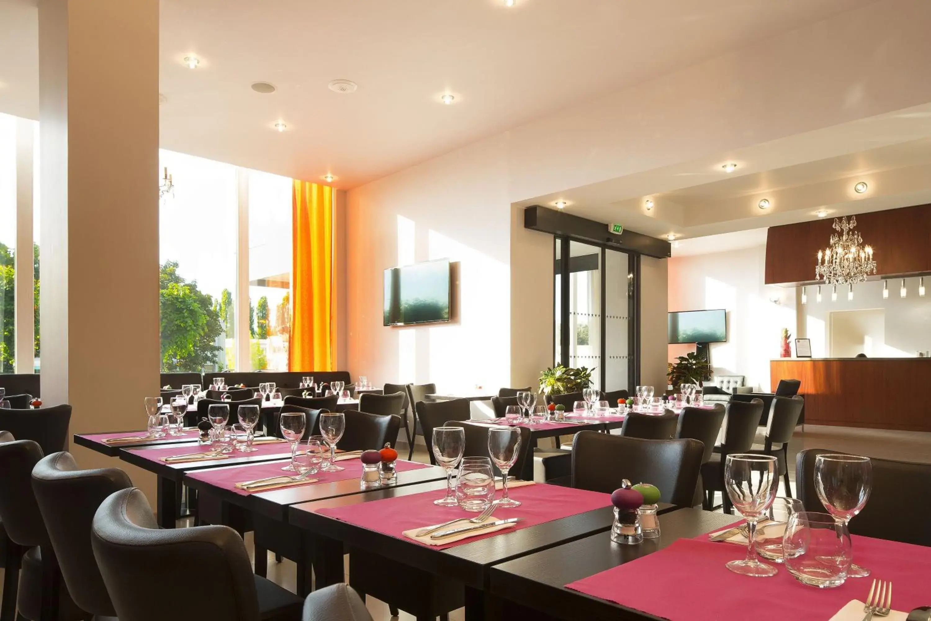 Restaurant/Places to Eat in Executive Hôtel Paris Gennevilliers