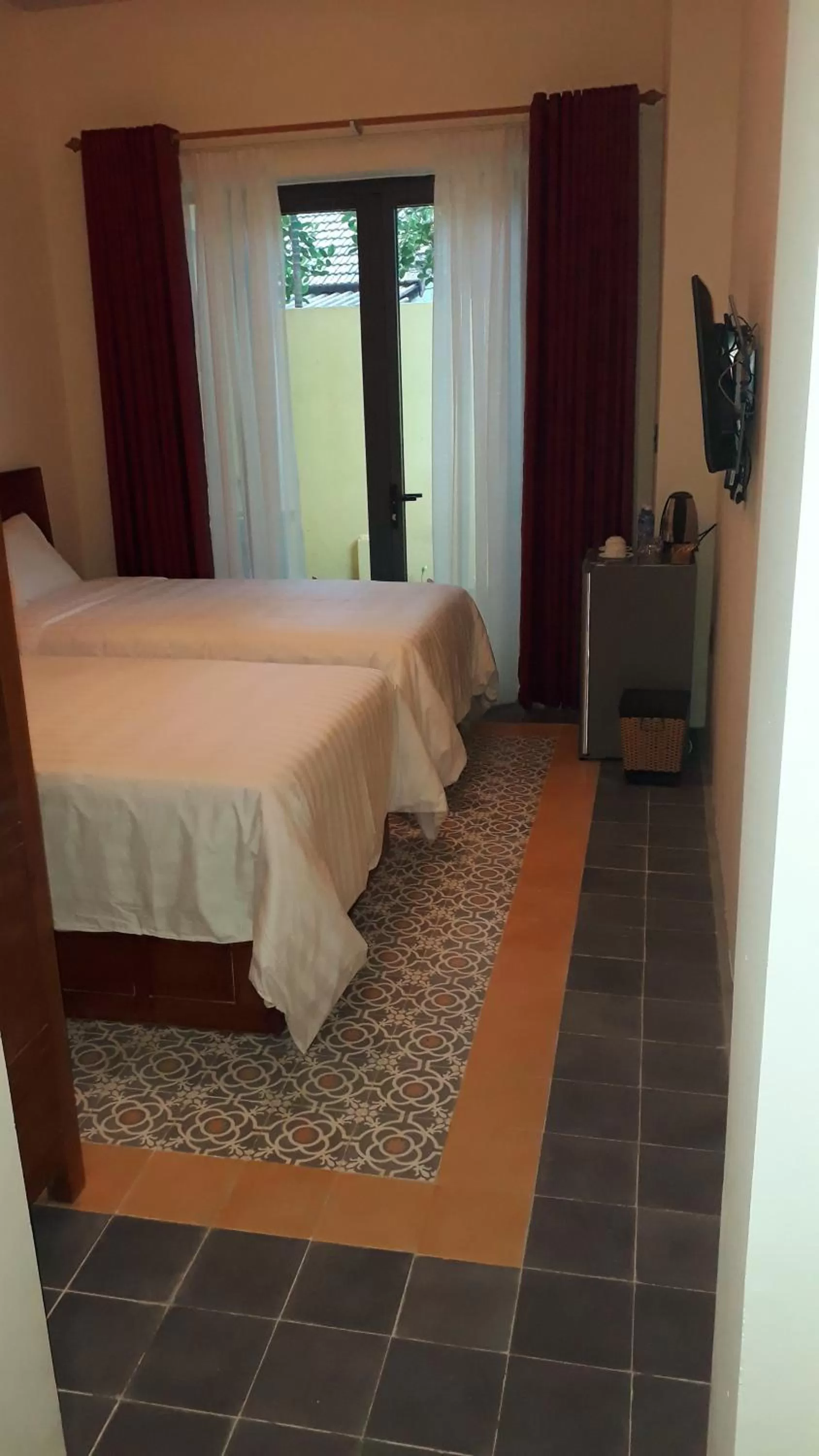 Photo of the whole room, Bed in Pink Tulip Hoi An