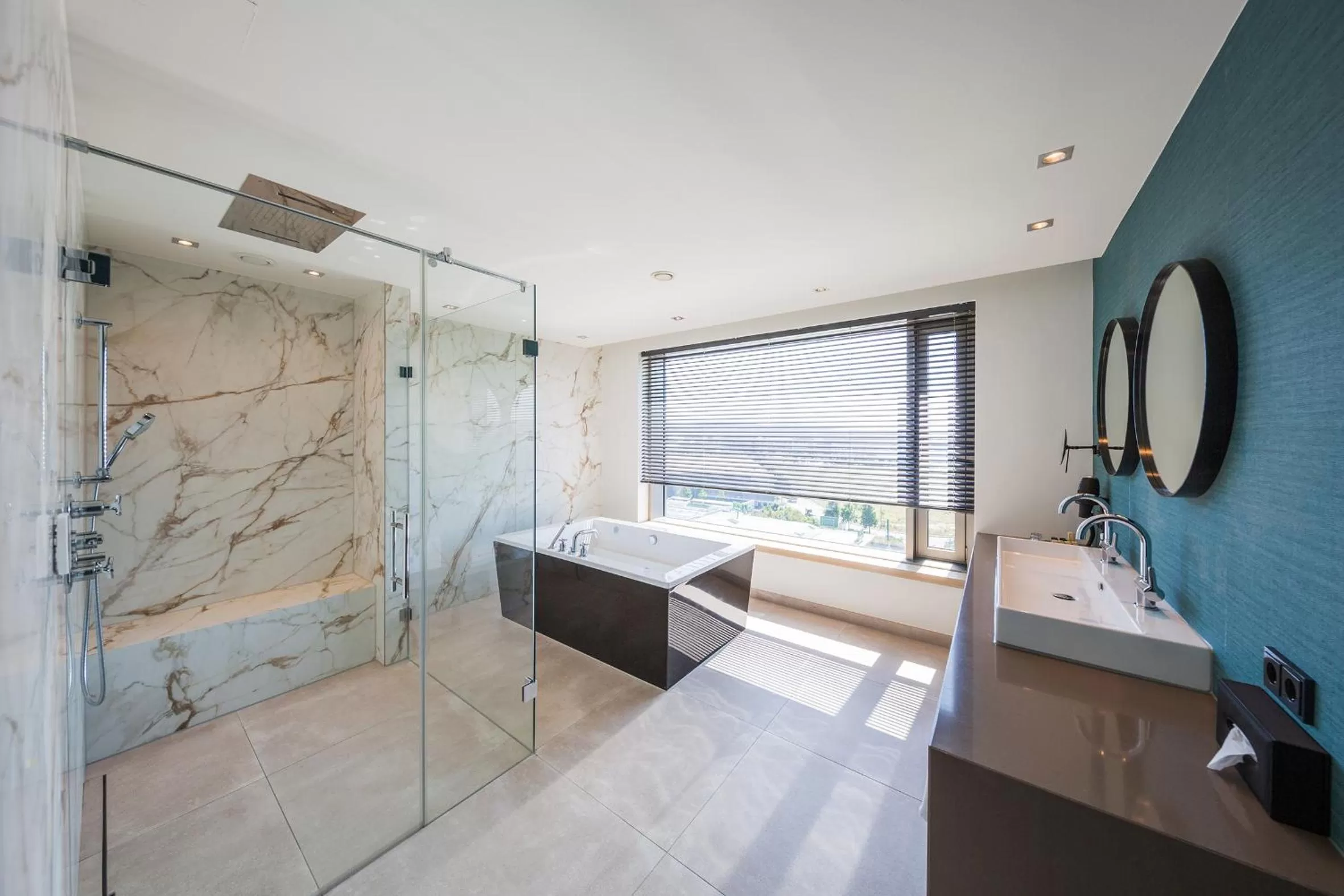 Hot Tub in Van der Valk Hotel Düsseldorf