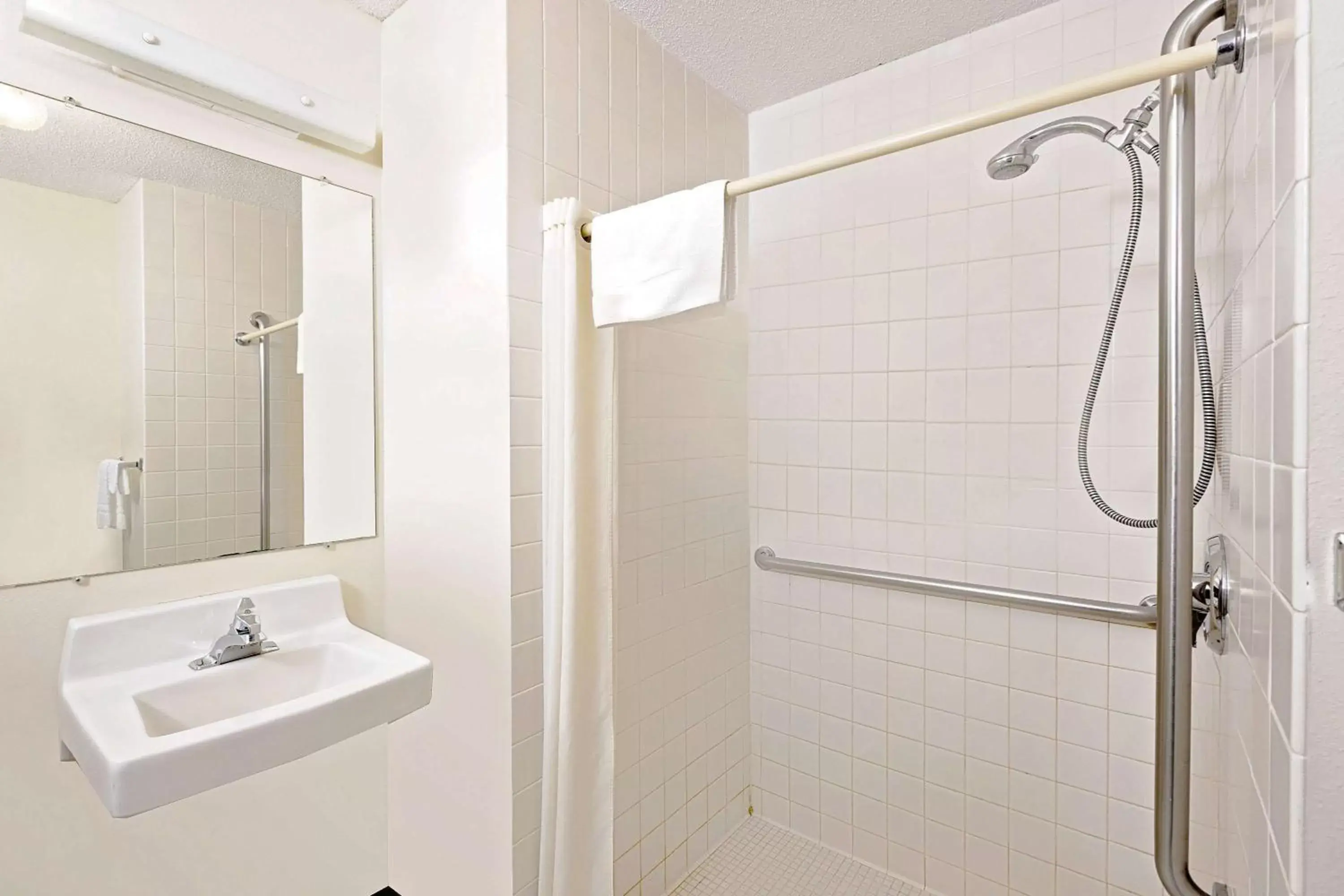 Shower, Bathroom in Super 8 by Wyndham Valentine NE