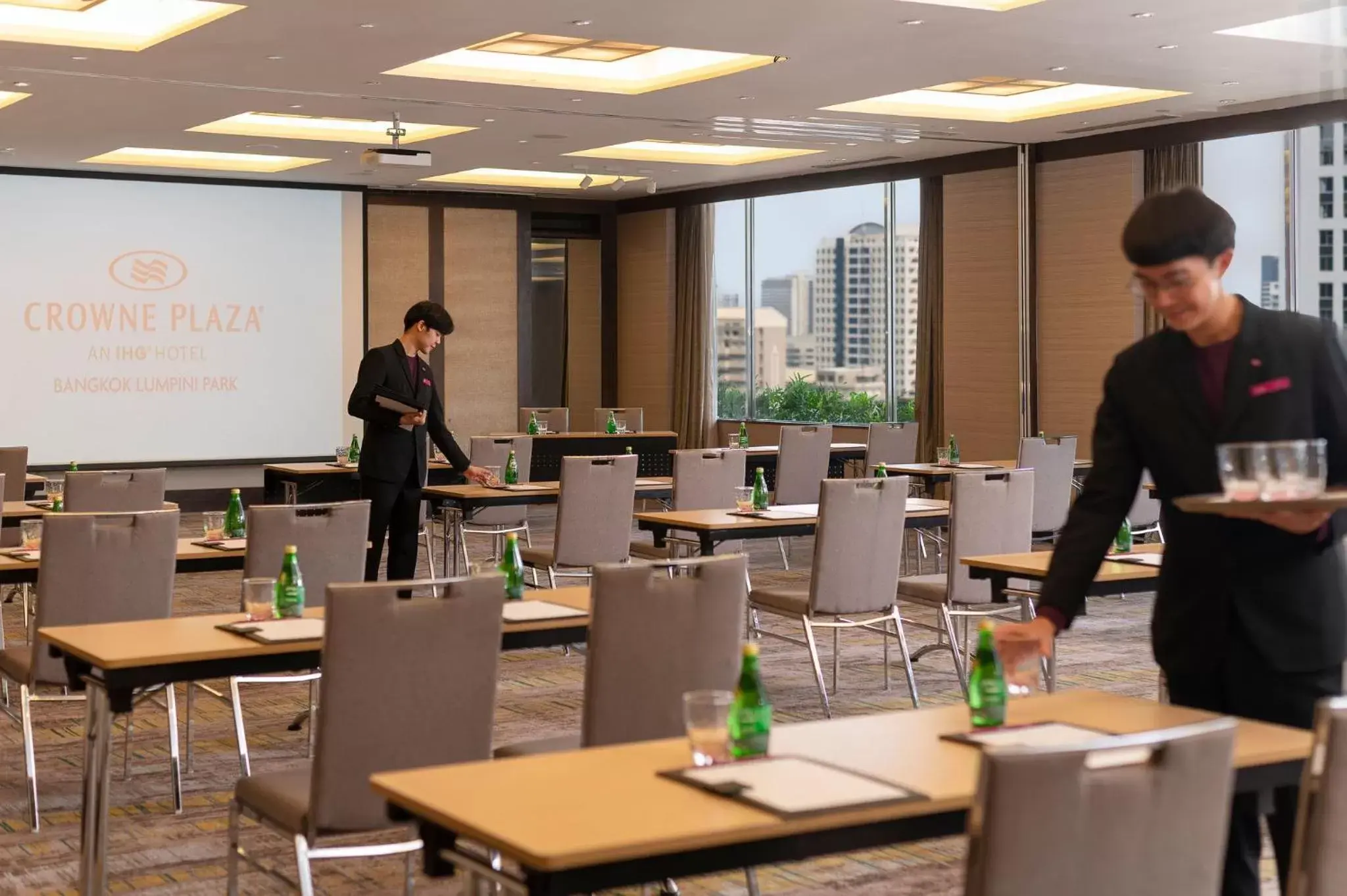 Meeting/conference room, Restaurant/Places to Eat in Crowne Plaza Bangkok Lumpini Park, an IHG Hotel