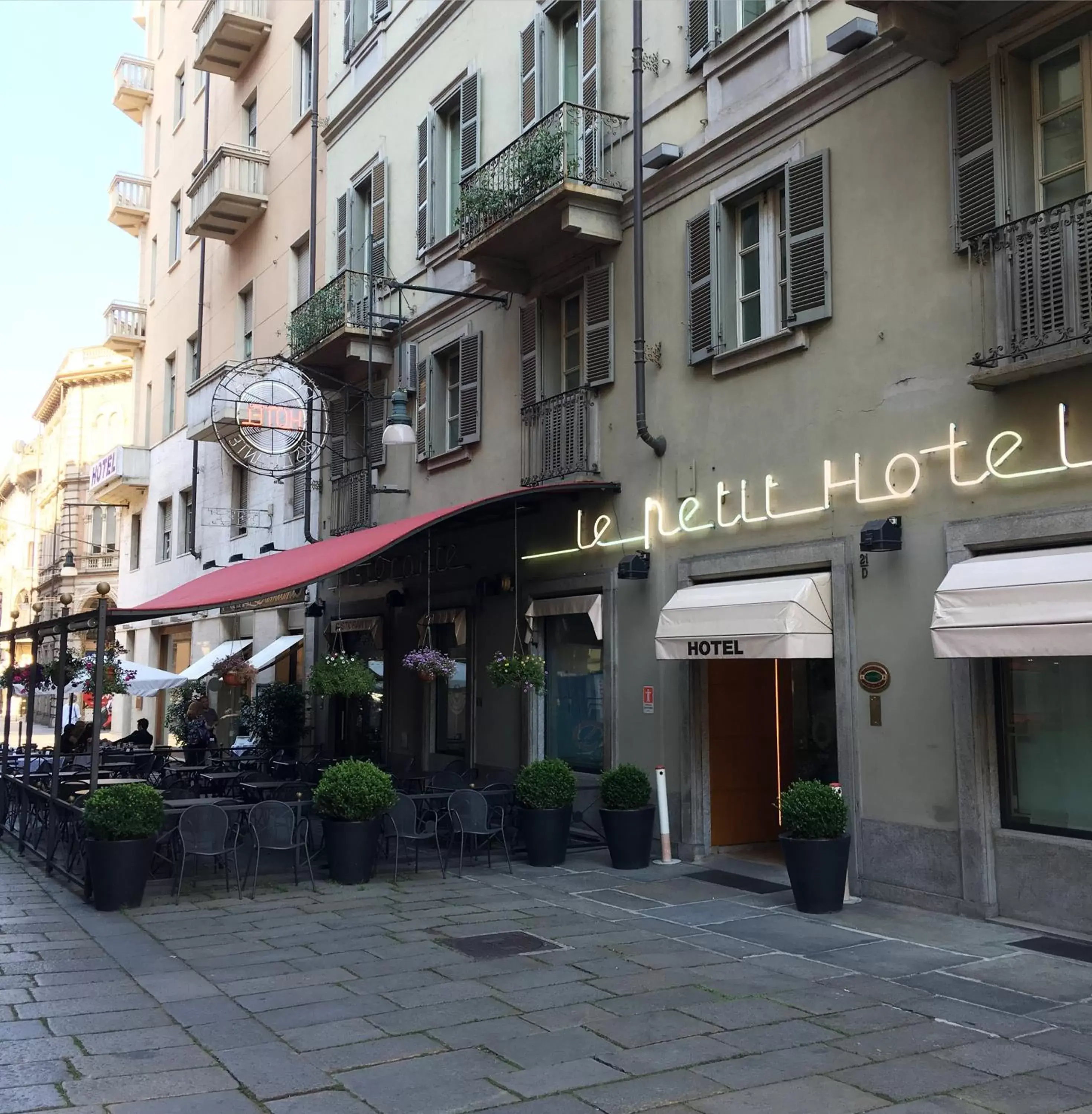 Facade/entrance, Property Building in Le Petit Hotel