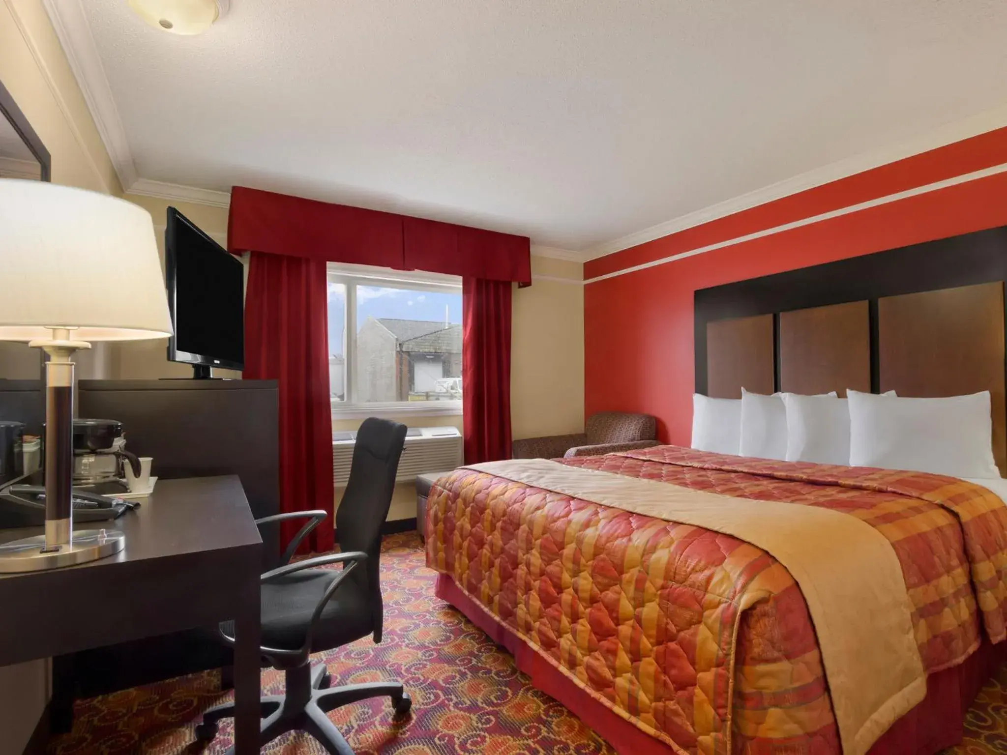 Queen Room - Non-Smoking in Travelodge by Wyndham Meadow Lake