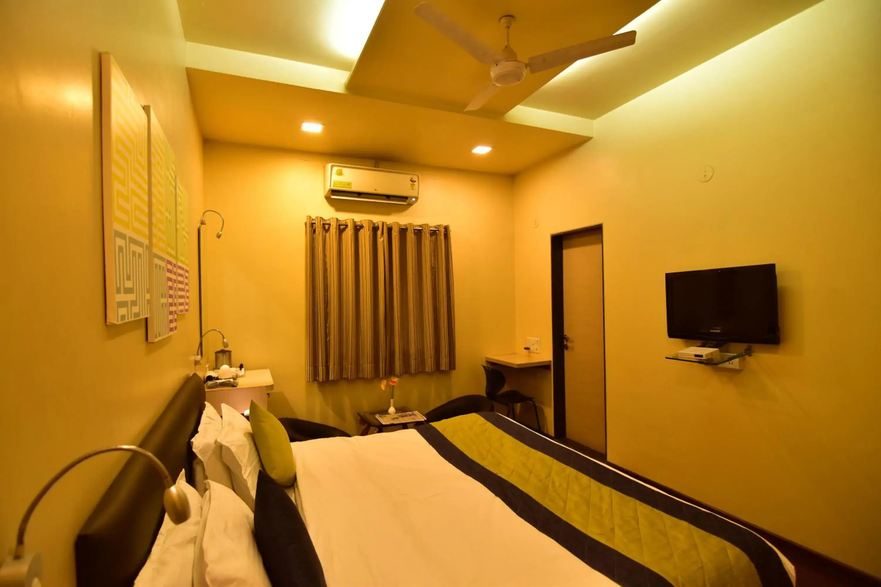 Bed, TV/Entertainment Center in MY Bizz Hotel Sapna