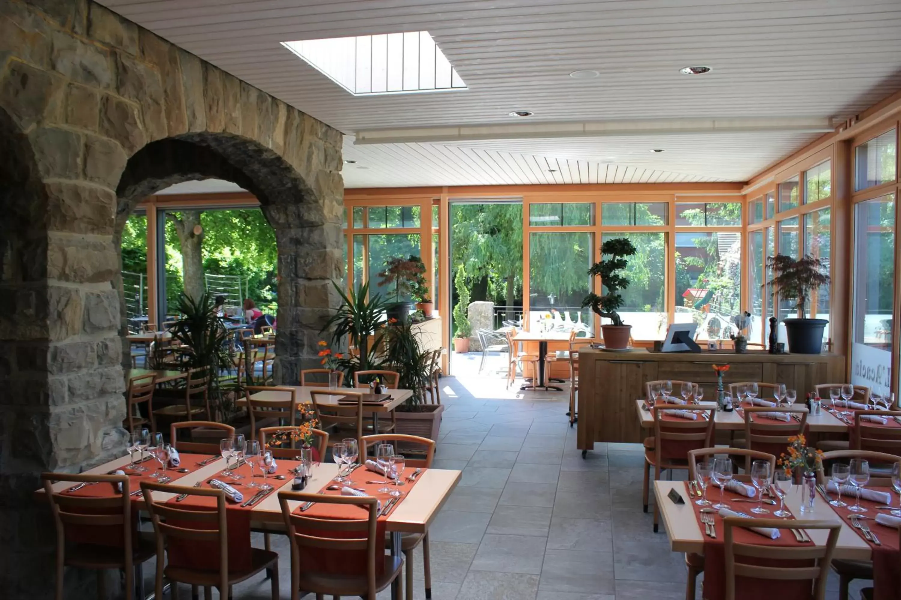 Restaurant/Places to Eat in Hotel Acacia