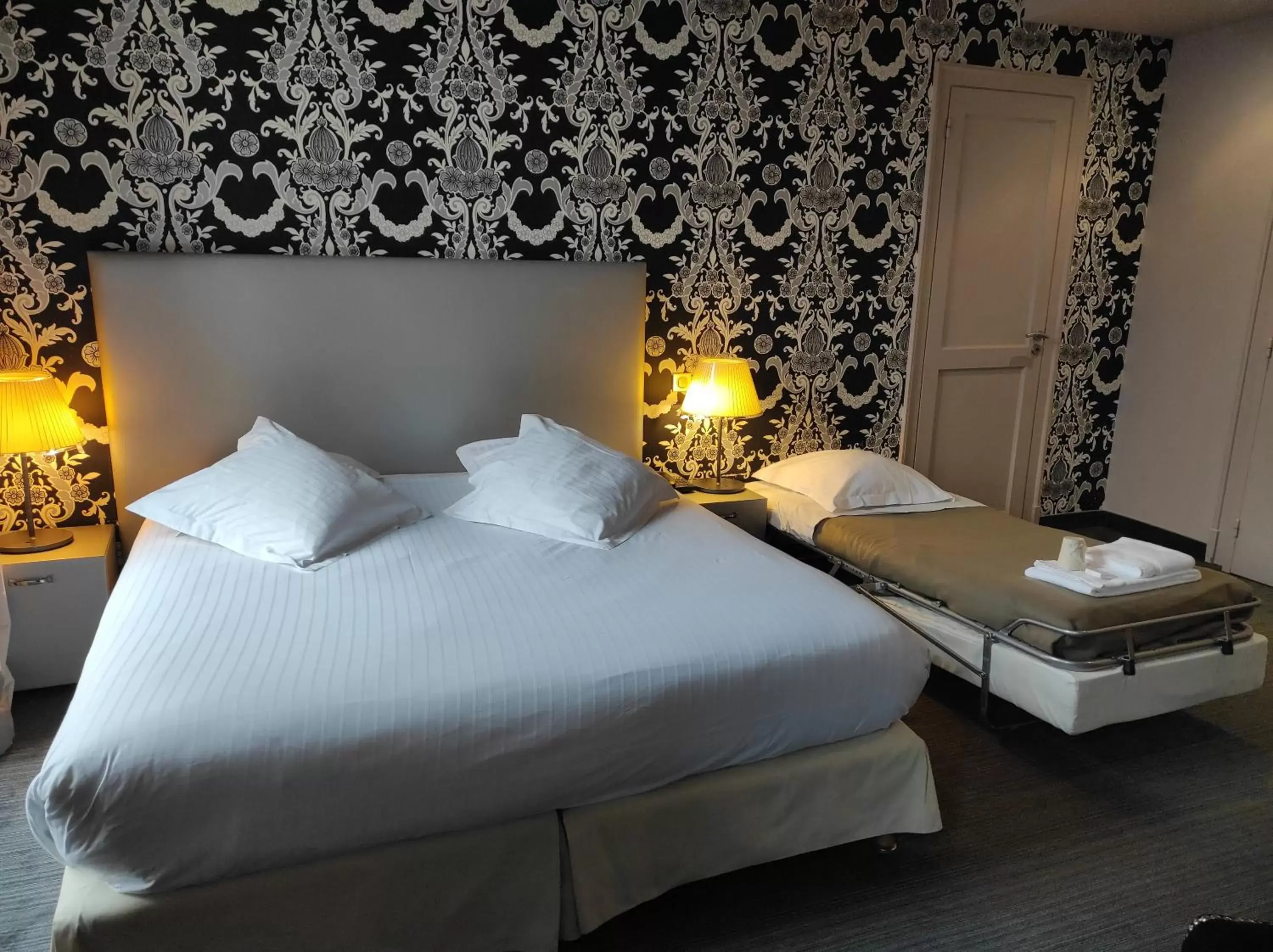 Bedroom, Bed in Hôtel de Paris