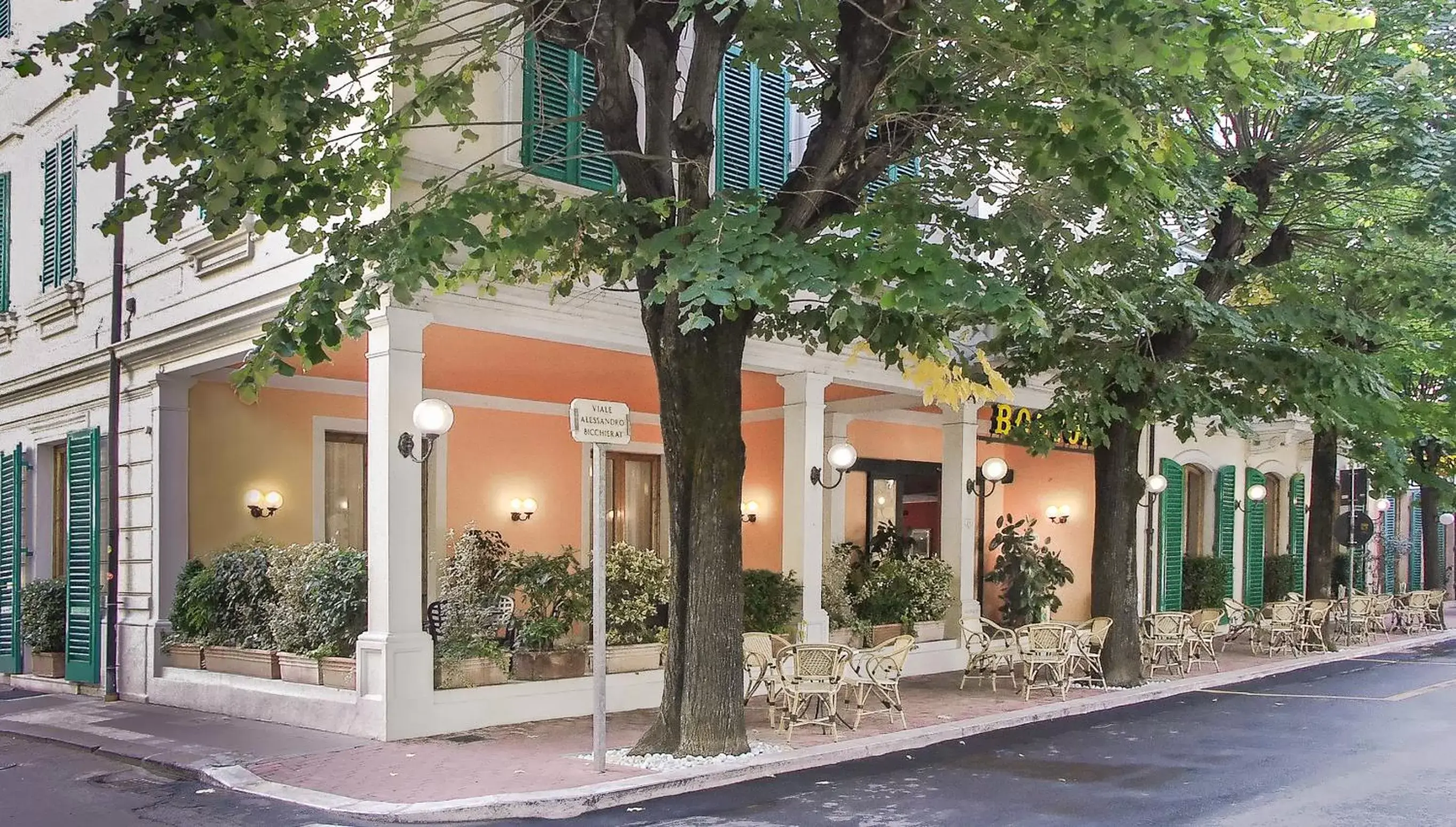 Facade/entrance, Property Building in Hotel Boston