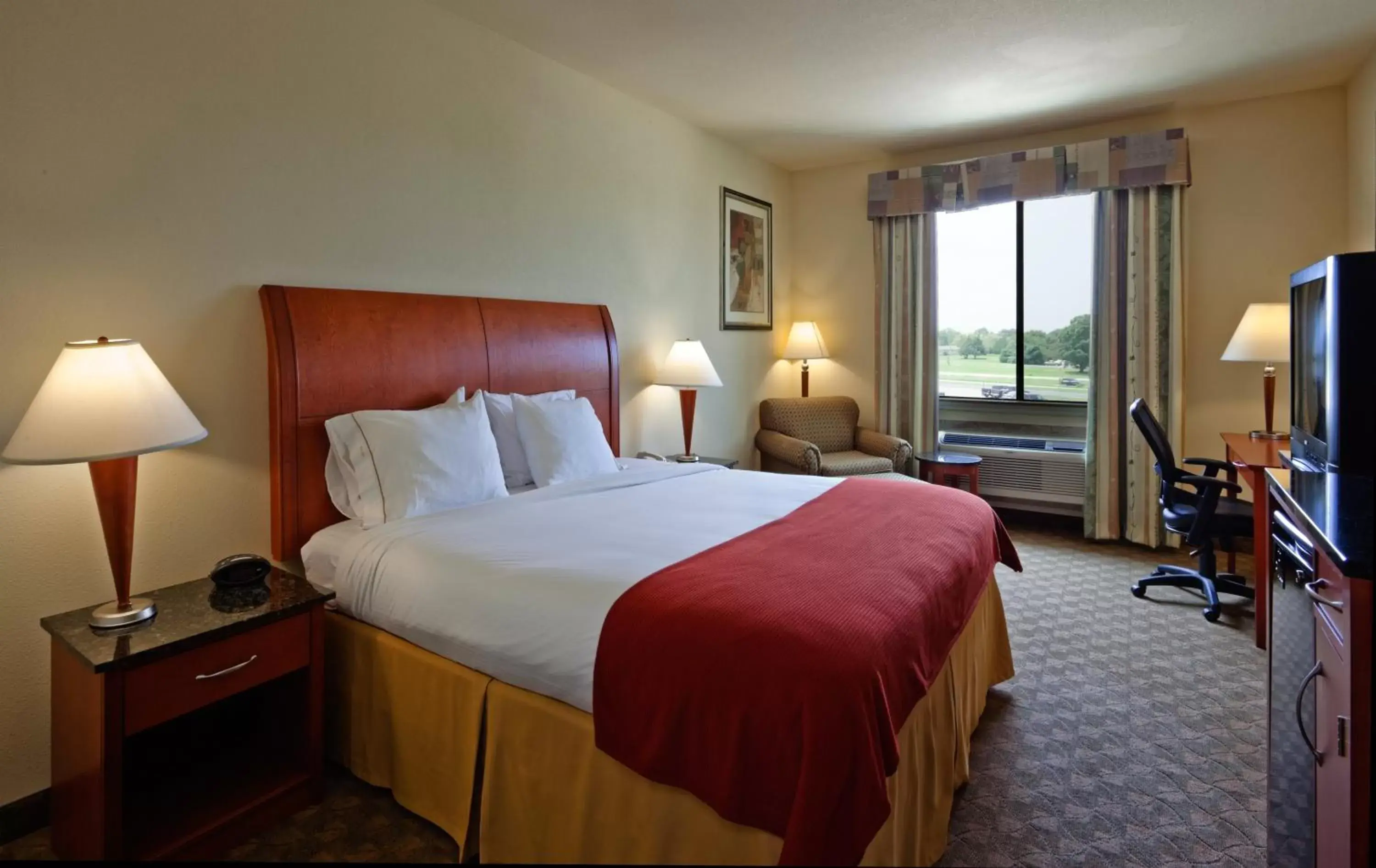 Photo of the whole room, Bed in Holiday Inn Express Hotel and Suites Fairfield-North, an IHG Hotel