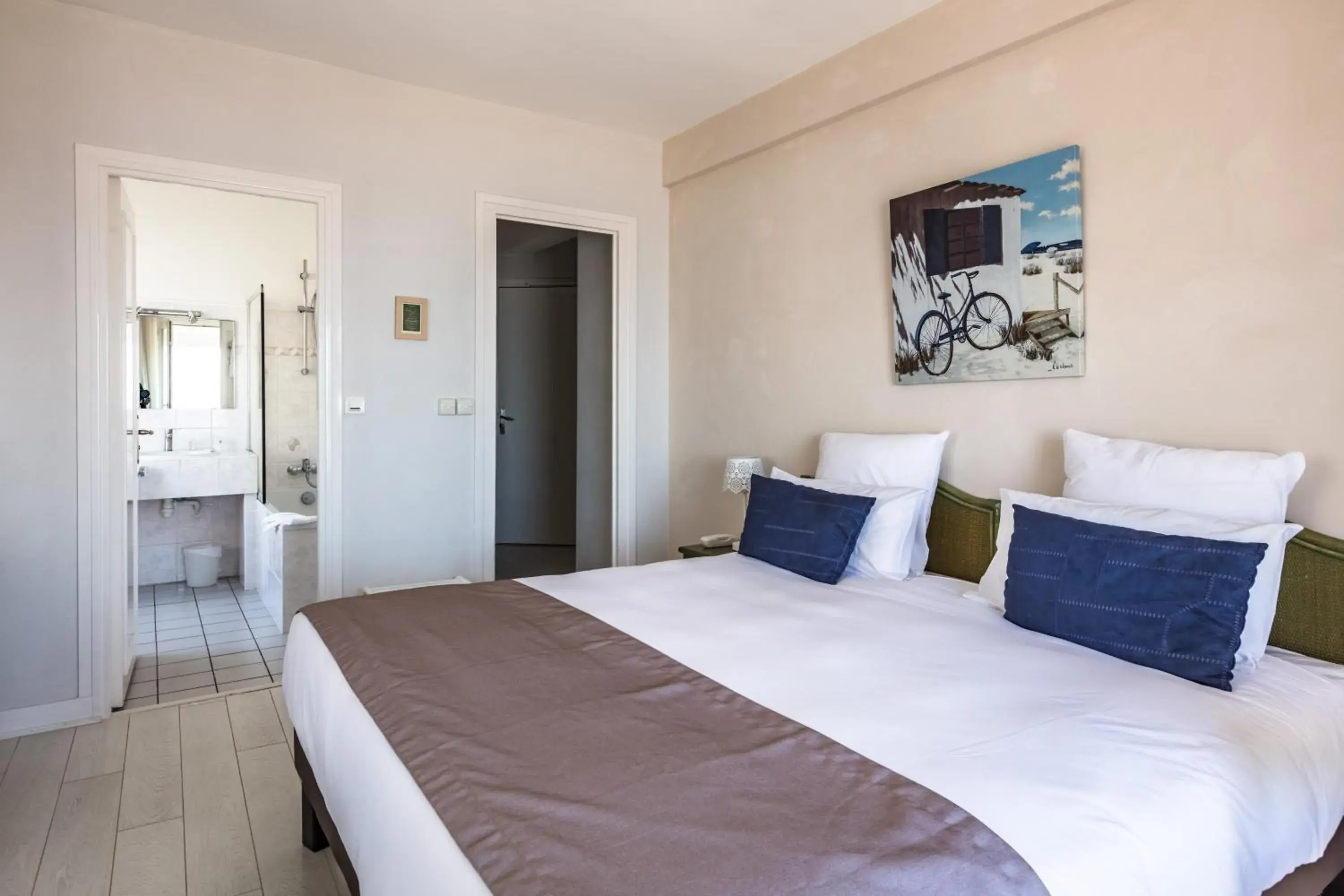 Bedroom, Bed in The Originals Boutique, Hotel Miramar, Royan (Inter-Hotel)