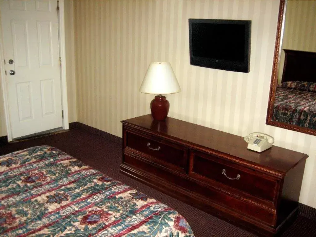 Bedroom, TV/Entertainment Center in Fair Motel