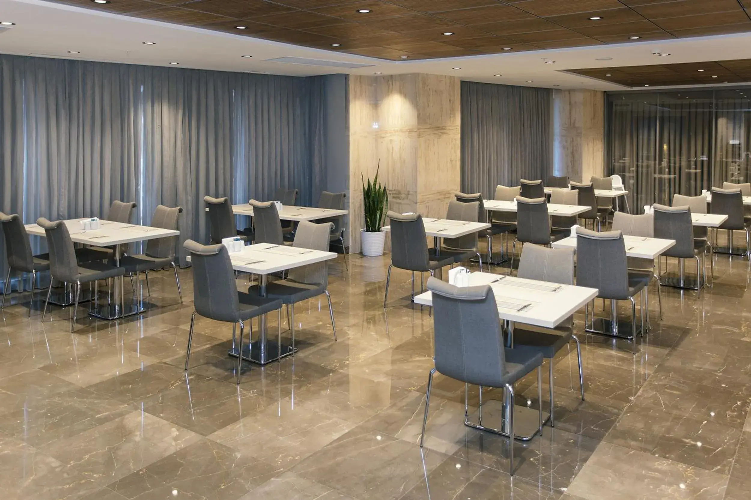 Restaurant/places to eat in Fesa Business Hotel