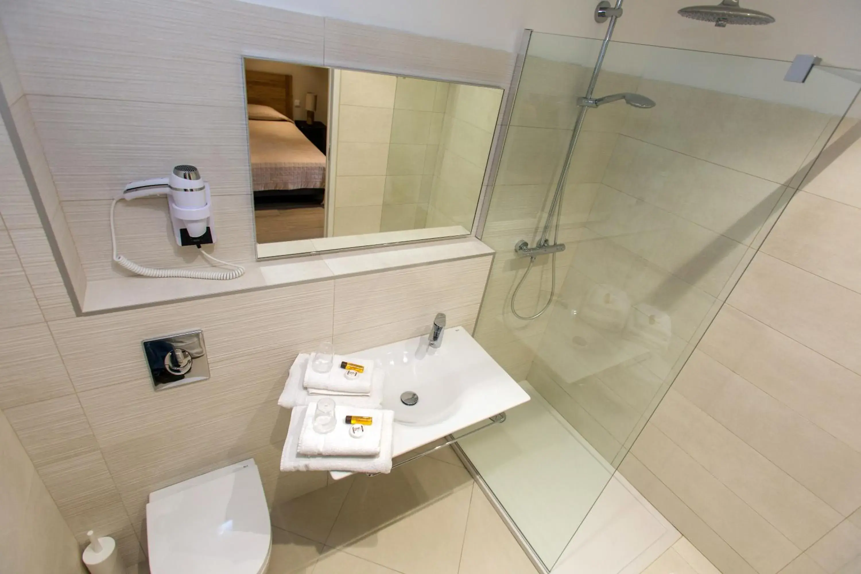 Bedroom, Bathroom in Hotel Cesario