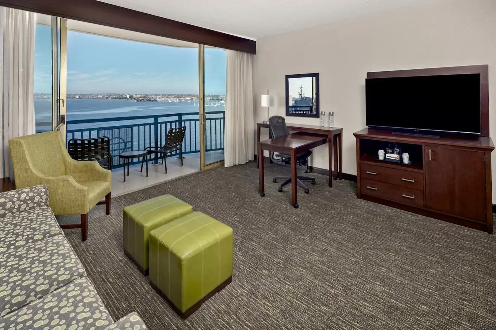 Seating area, TV/Entertainment Center in Wyndham San Diego Bayside