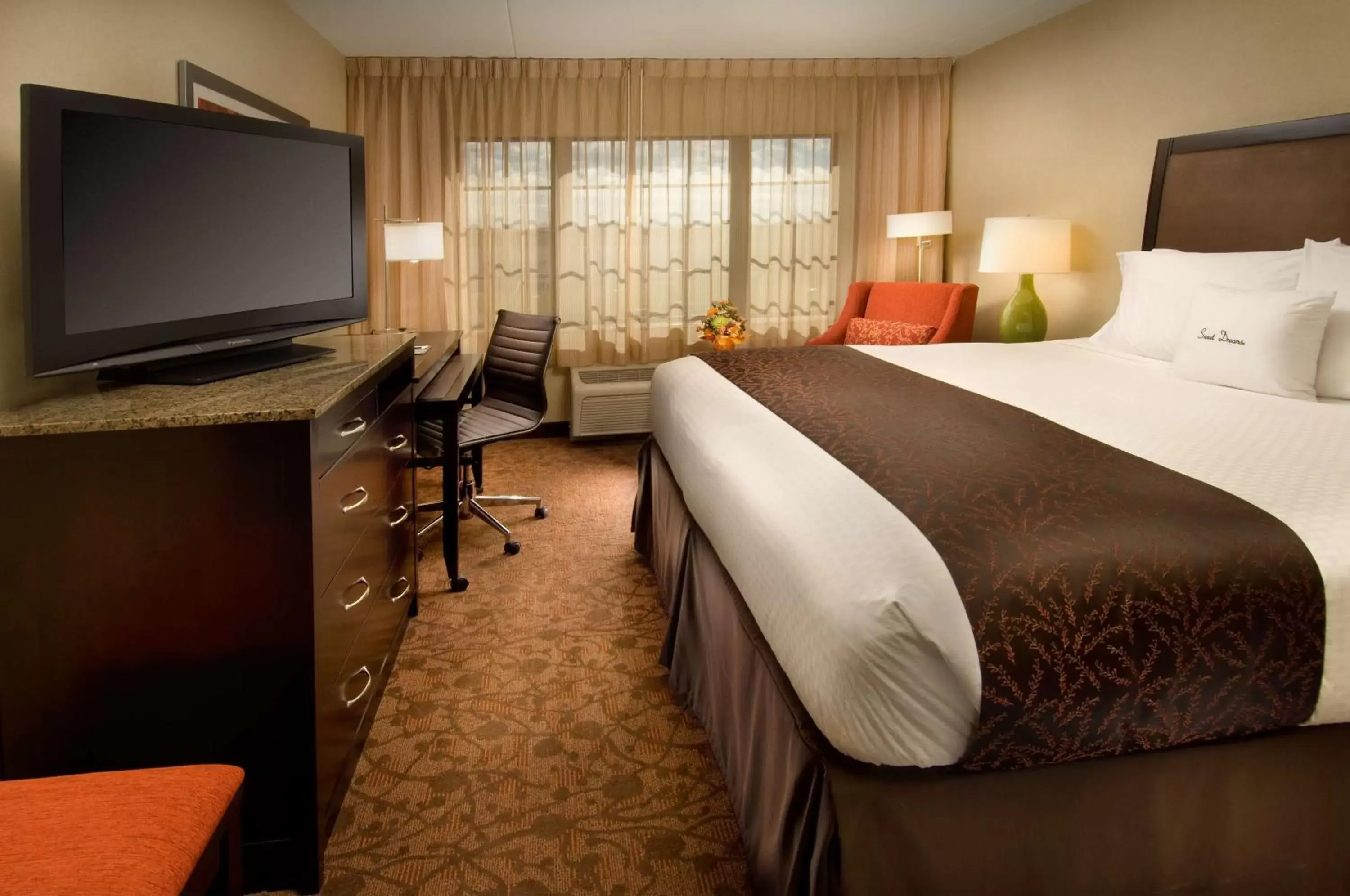 Bedroom, Bed in DoubleTree by Hilton Dulles Airport-Sterling