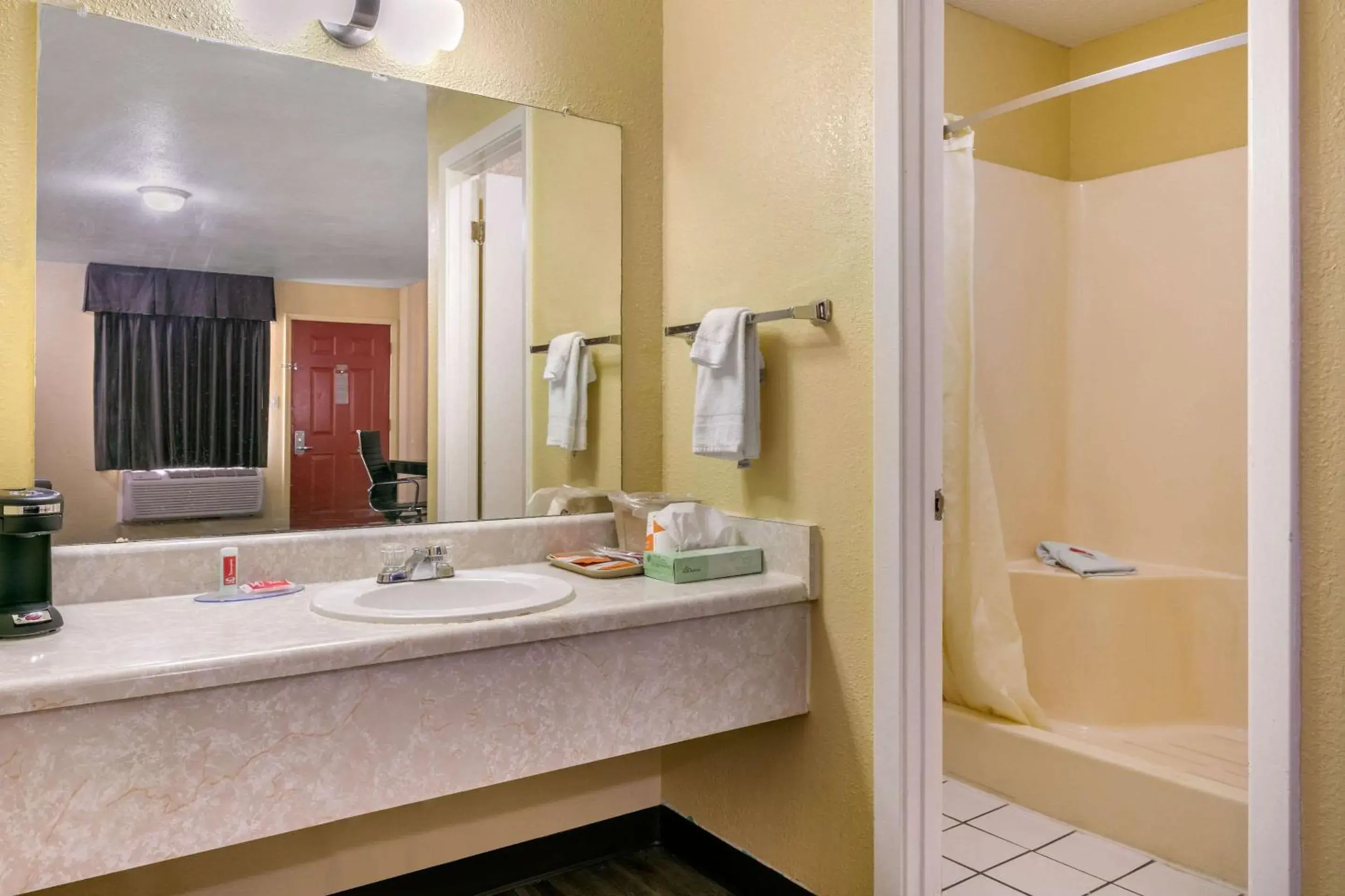 Bathroom in Econo Lodge Jonesboro
