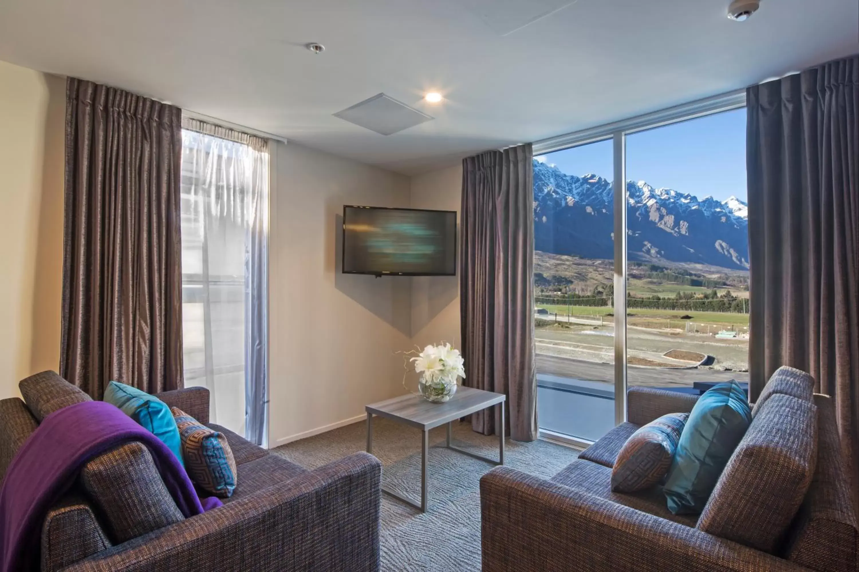 Living room, Seating Area in Ramada Suites by Wyndham Queenstown Remarkables Park