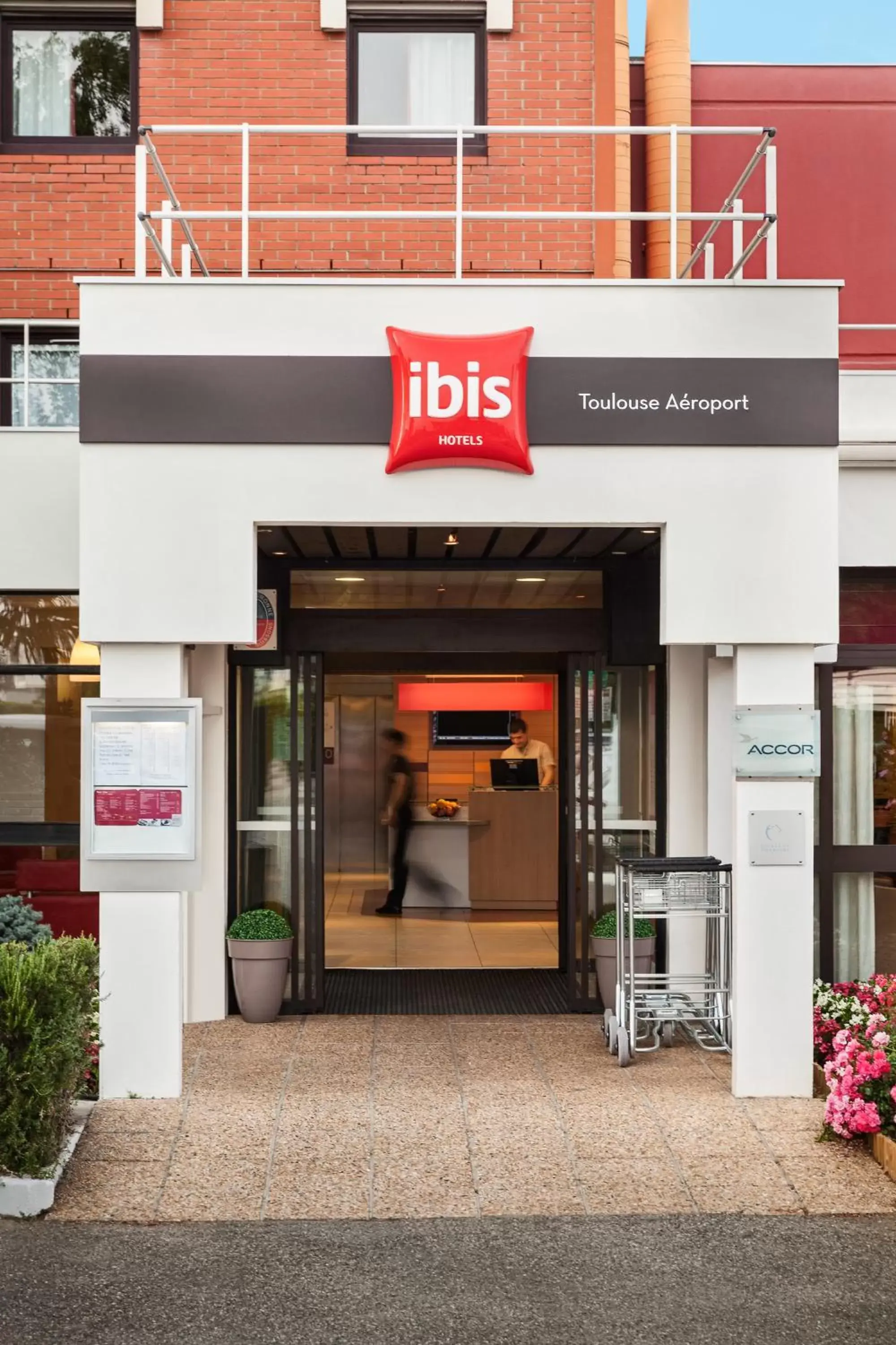 Facade/entrance in ibis Toulouse Aeroport