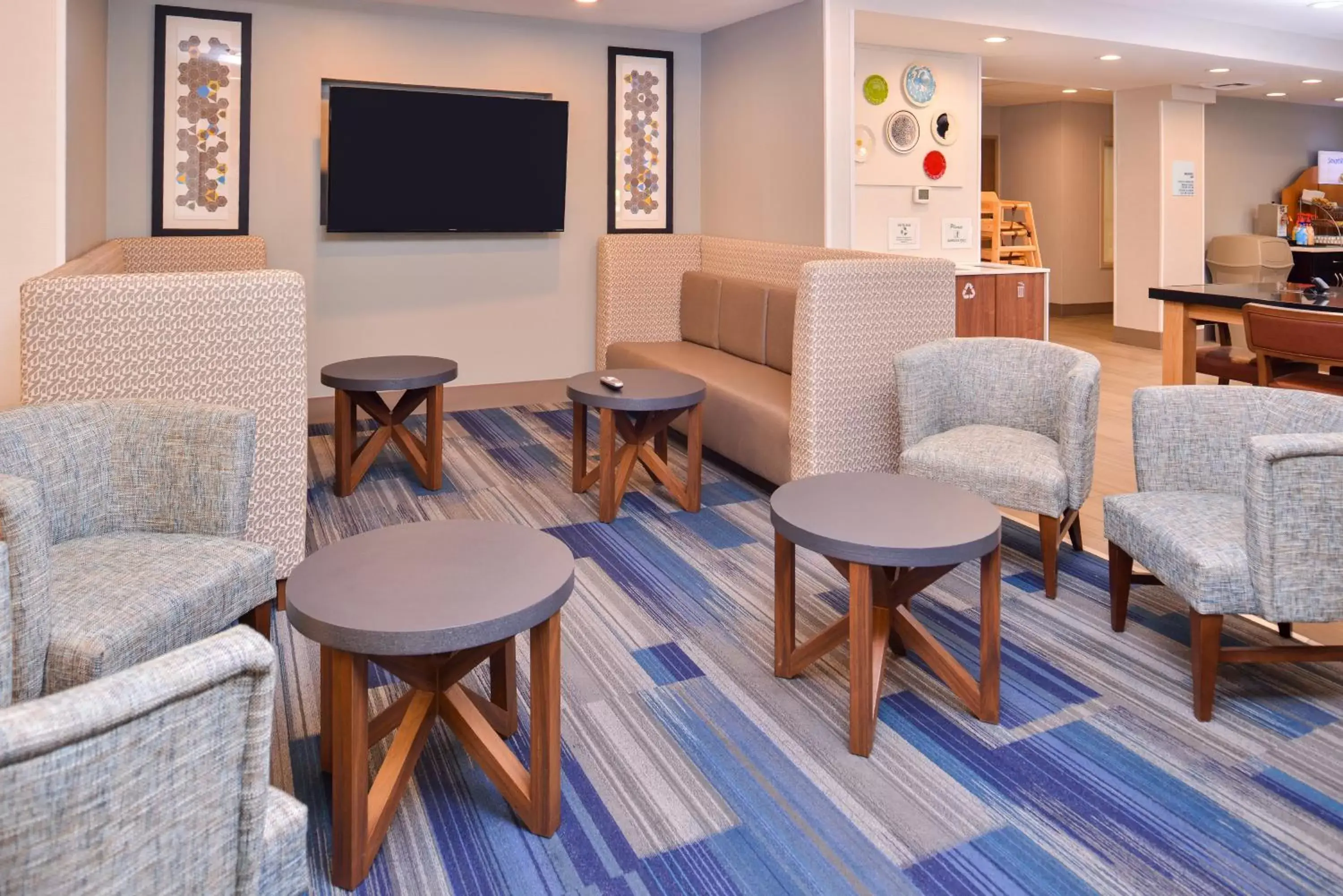 Lobby or reception, Lounge/Bar in Holiday Inn Express Hotel & Suites Lacey, an IHG Hotel