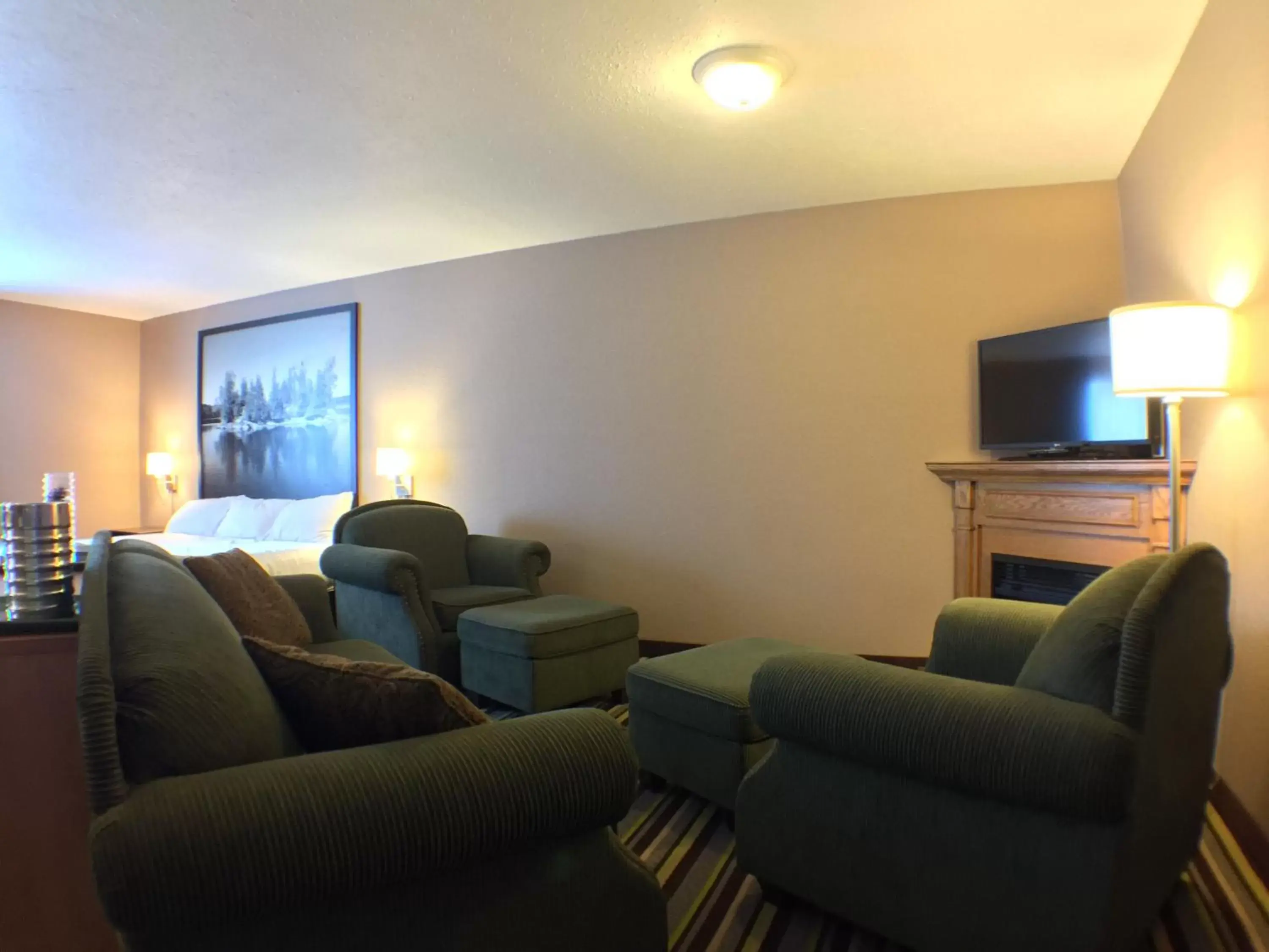 Photo of the whole room, Seating Area in Super 8 by Wyndham Kenora