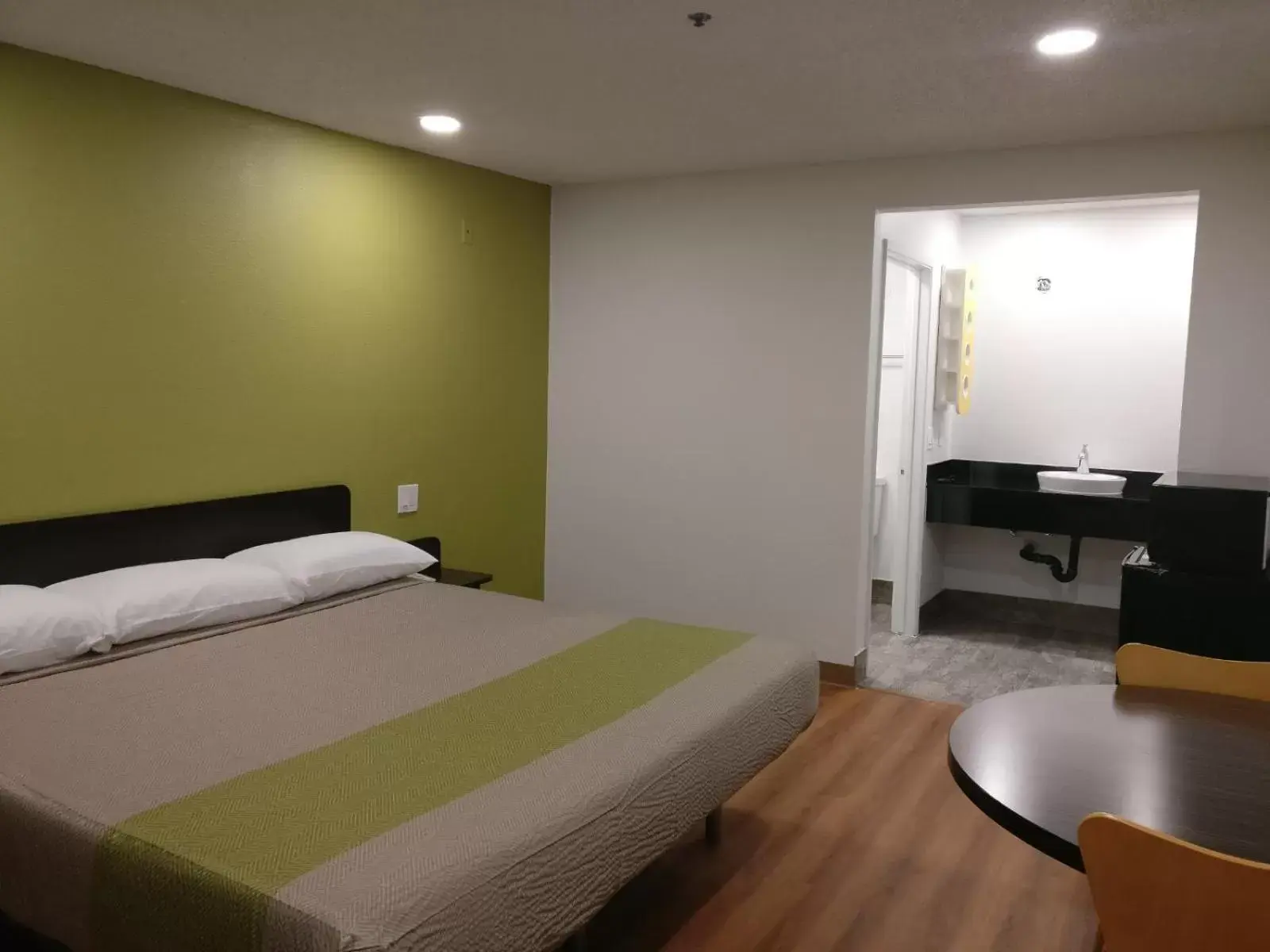 Bedroom, Bed in Motel 6-Fresno, CA - Yosemite Hwy