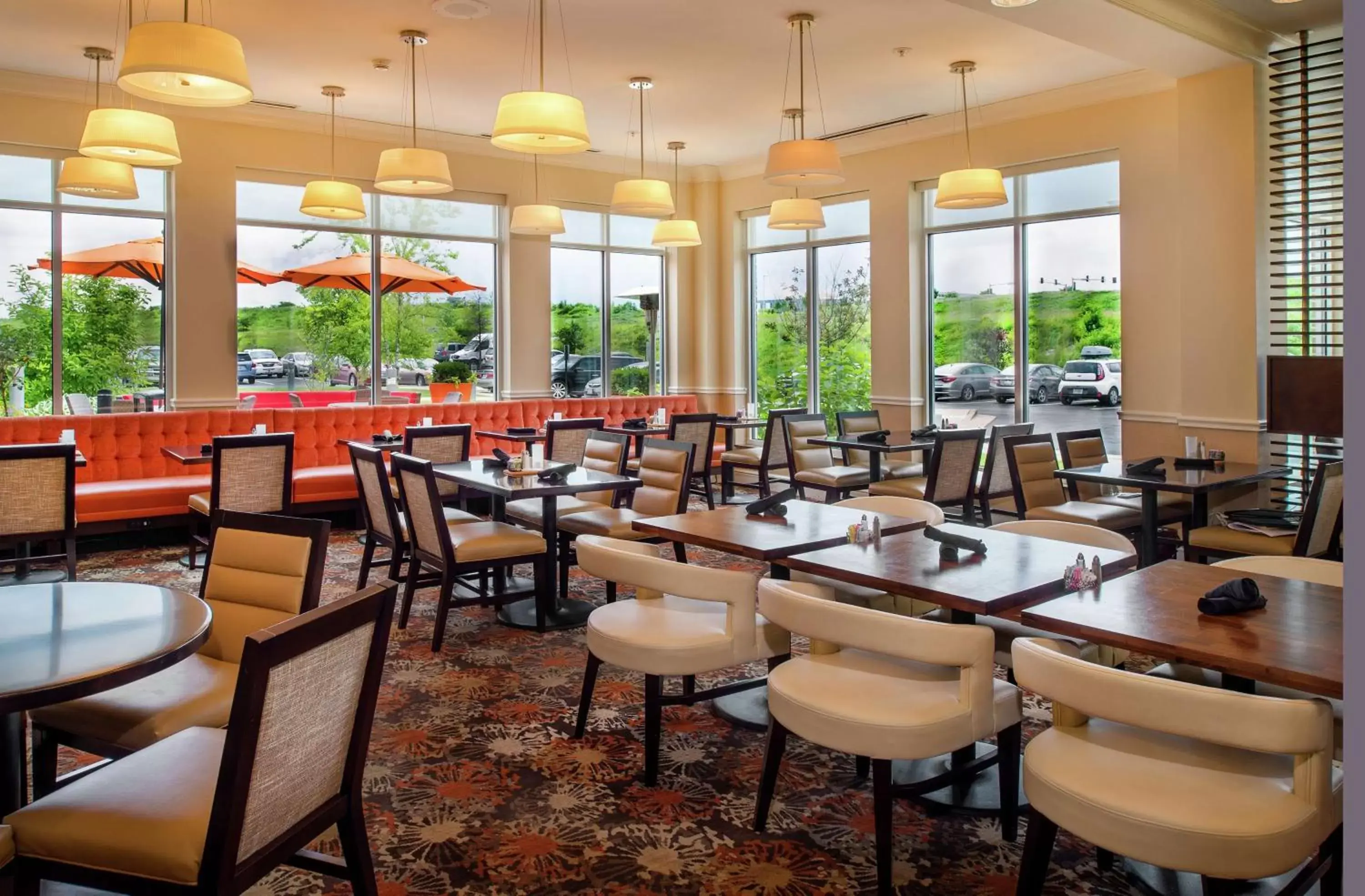 Dining area, Lounge/Bar in Hilton Garden Inn St. Louis Airport