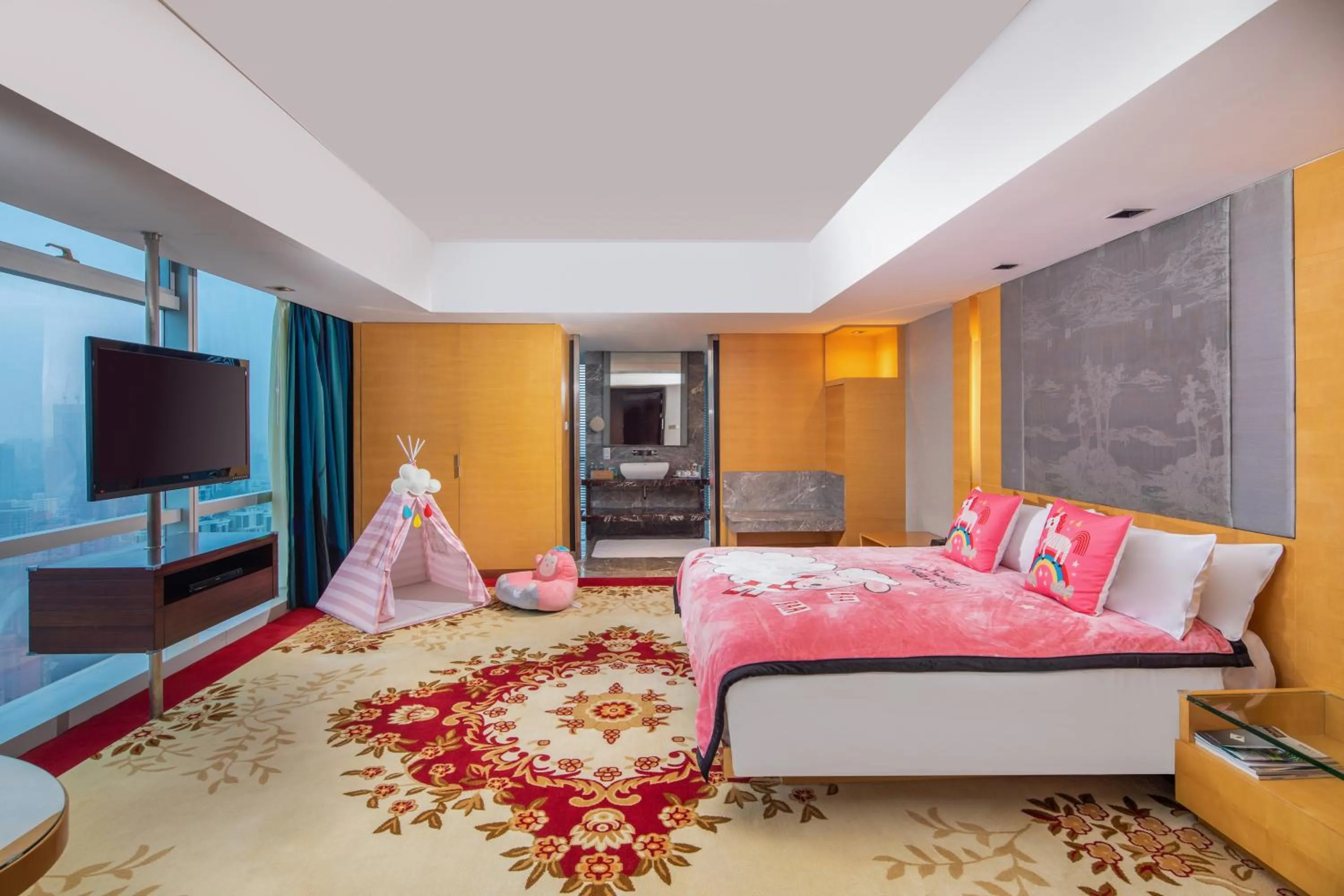 Photo of the whole room, Bed in The Longemont Shanghai