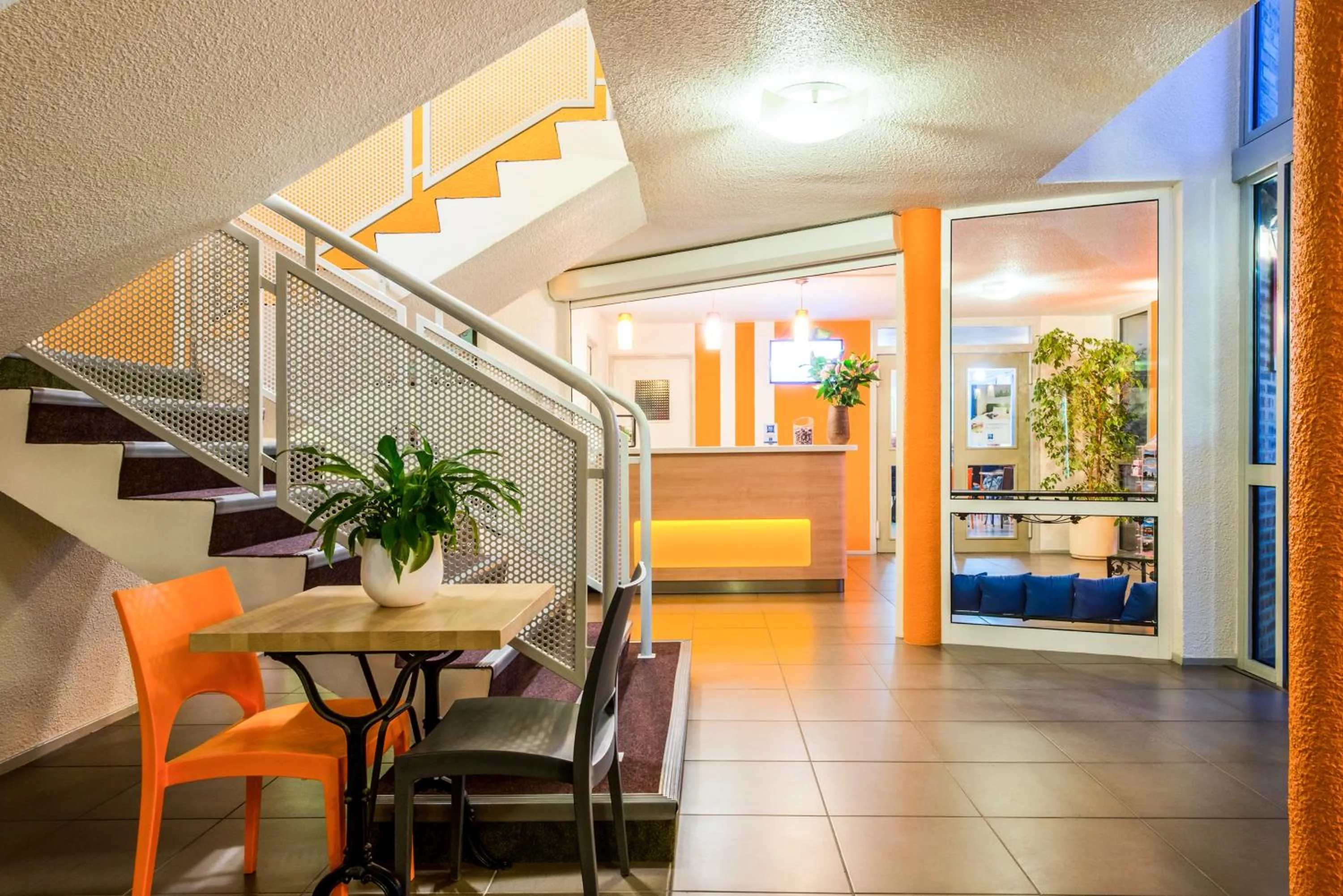 Dining area in ibis budget Châtellerault Nord