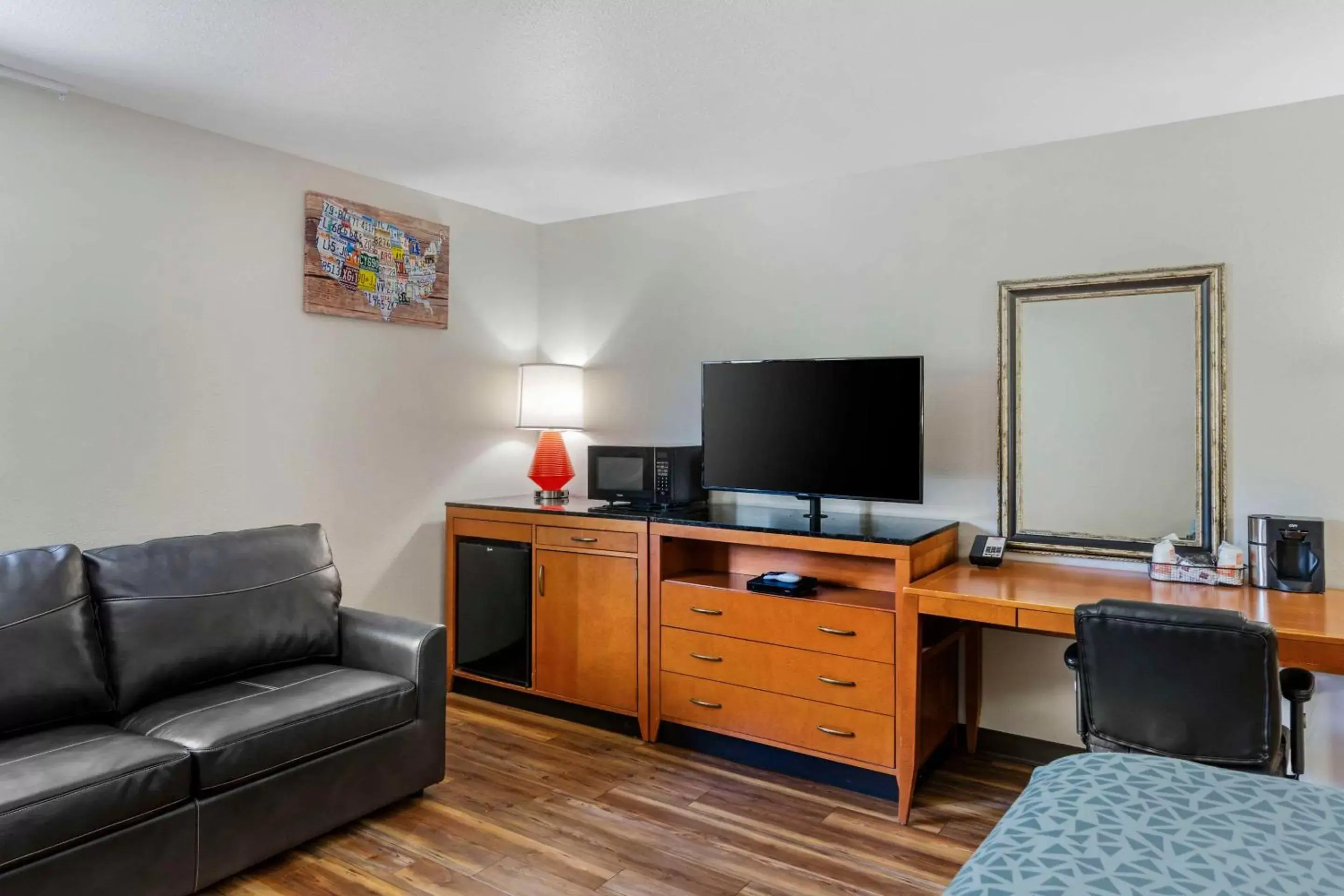 Bedroom, TV/Entertainment Center in Econo Lodge Missoula