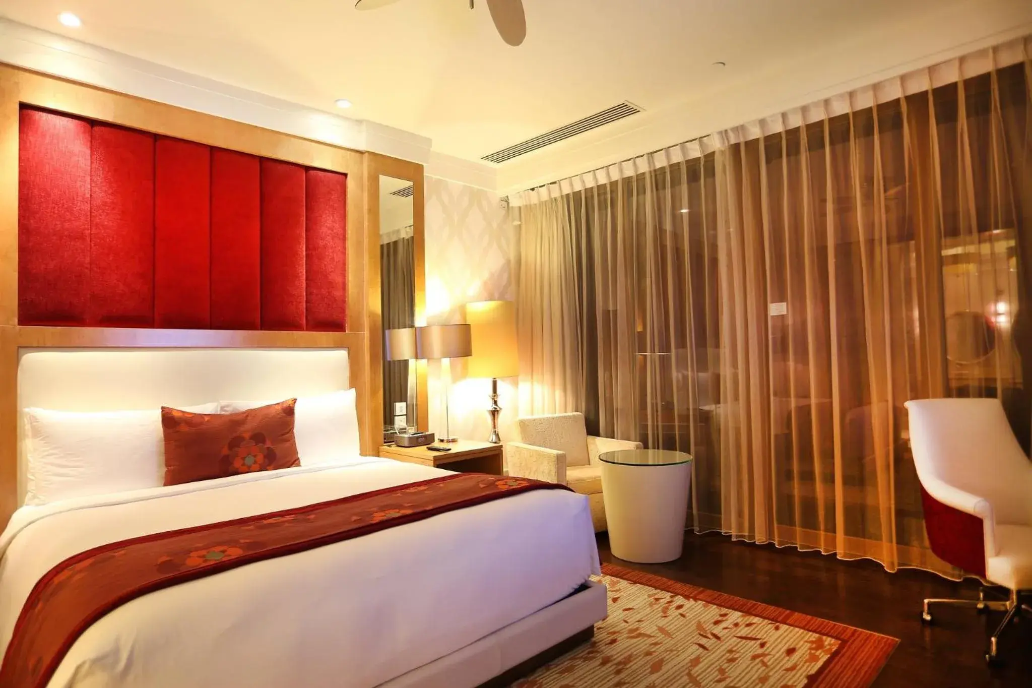 Photo of the whole room, Bed in InterContinental Grand Ho Tram