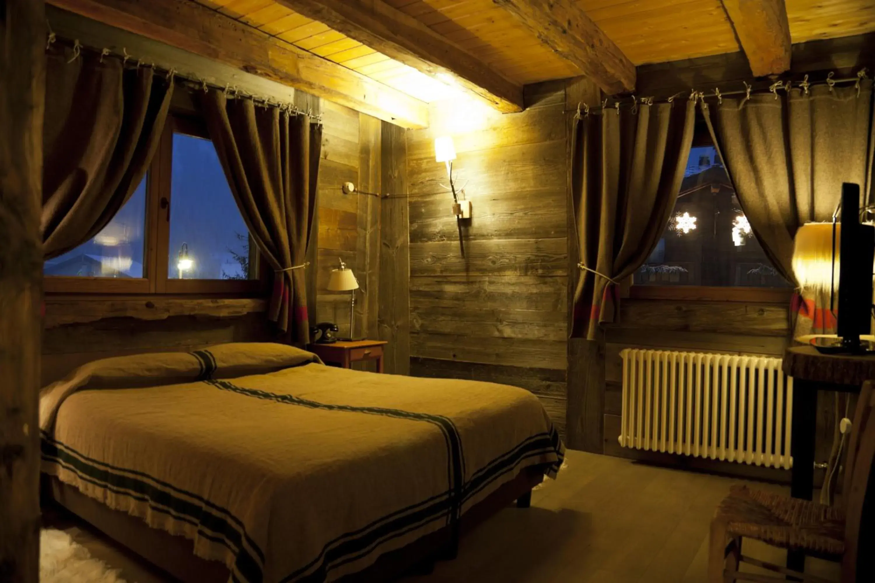Bedroom, Bed in Hotel Chalet Svizzero