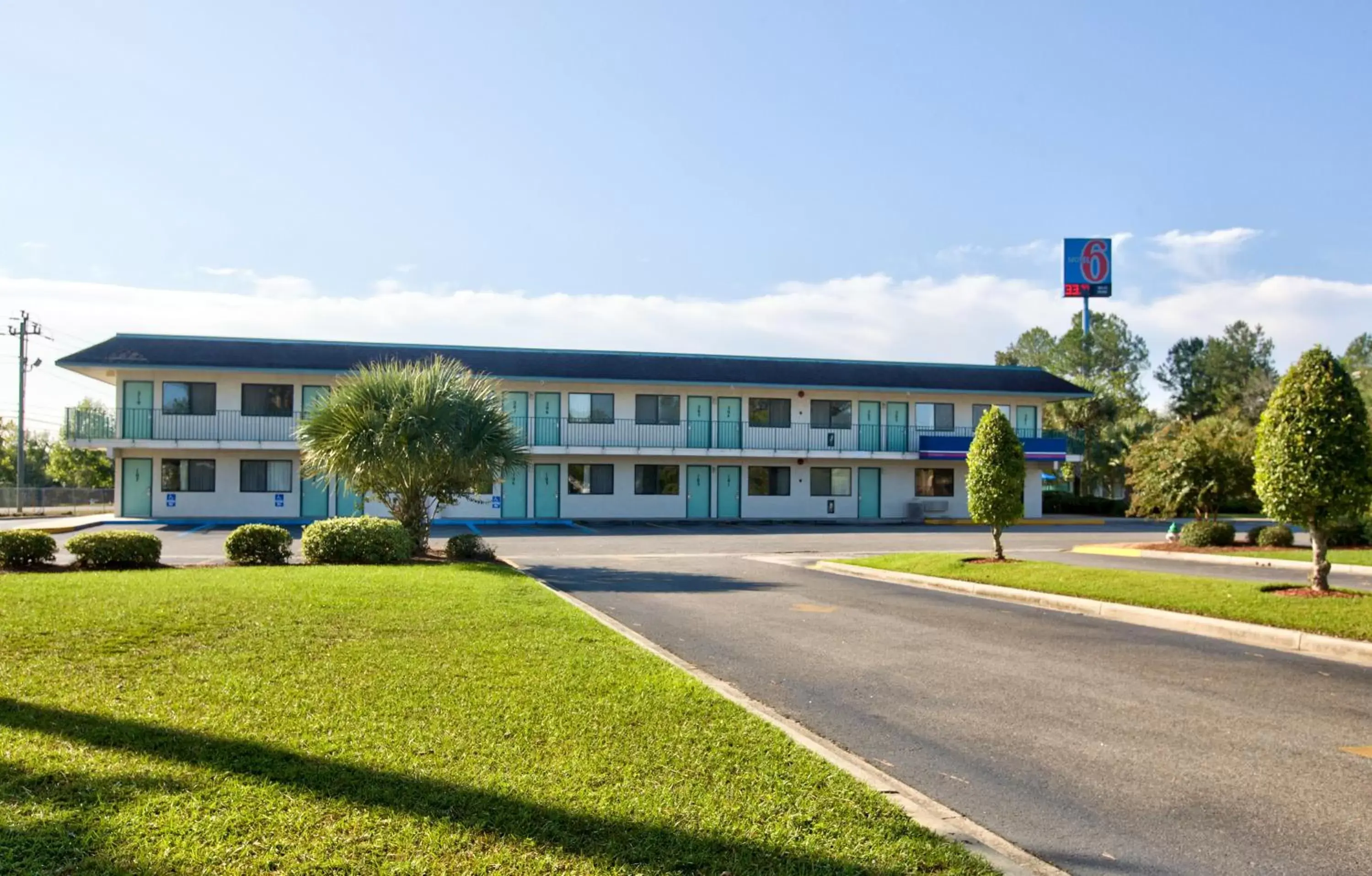 Facade/entrance, Garden in Motel 6-Valdosta, GA - University