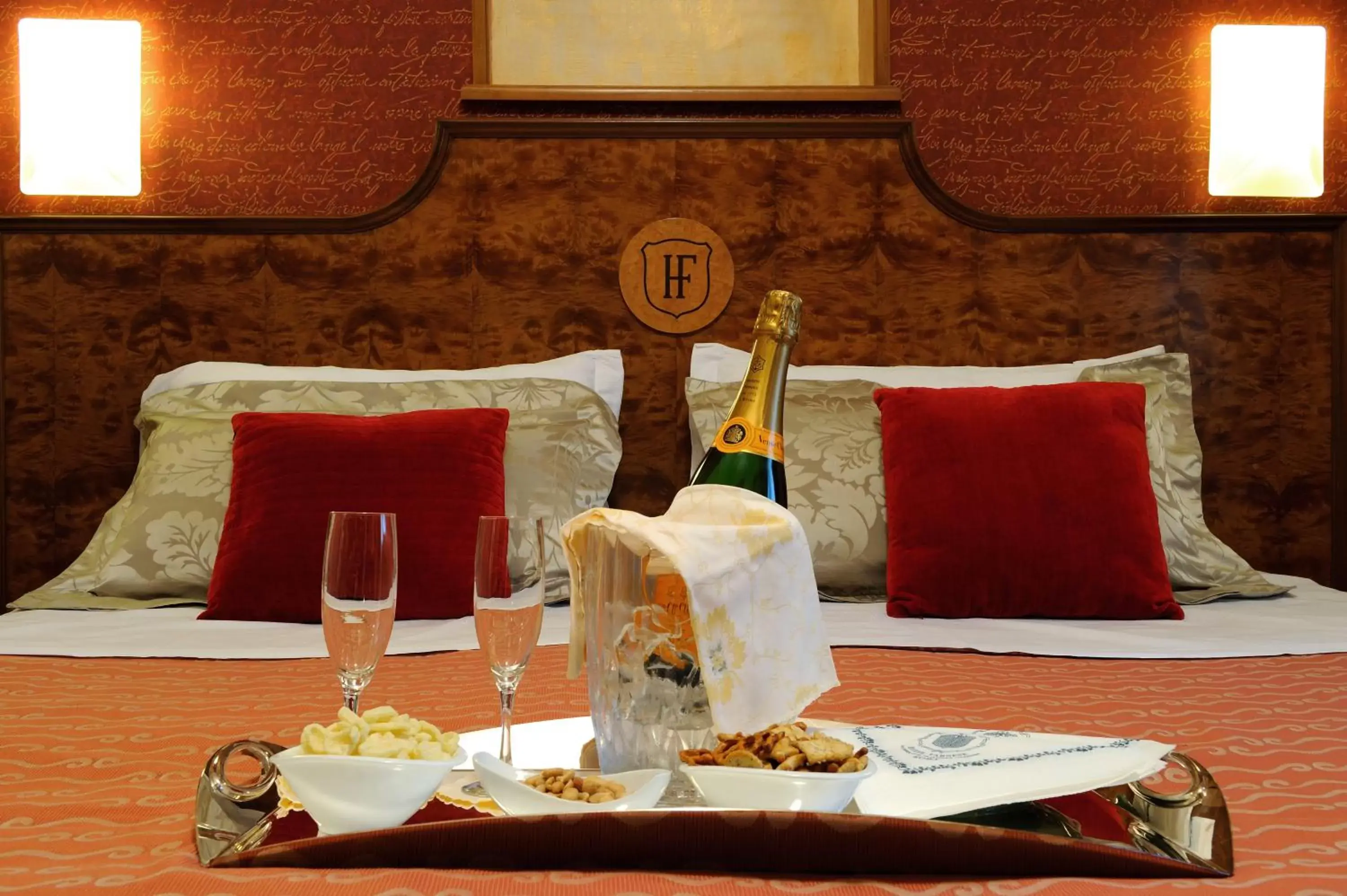 Bed, Drinks in Hotel Farnese