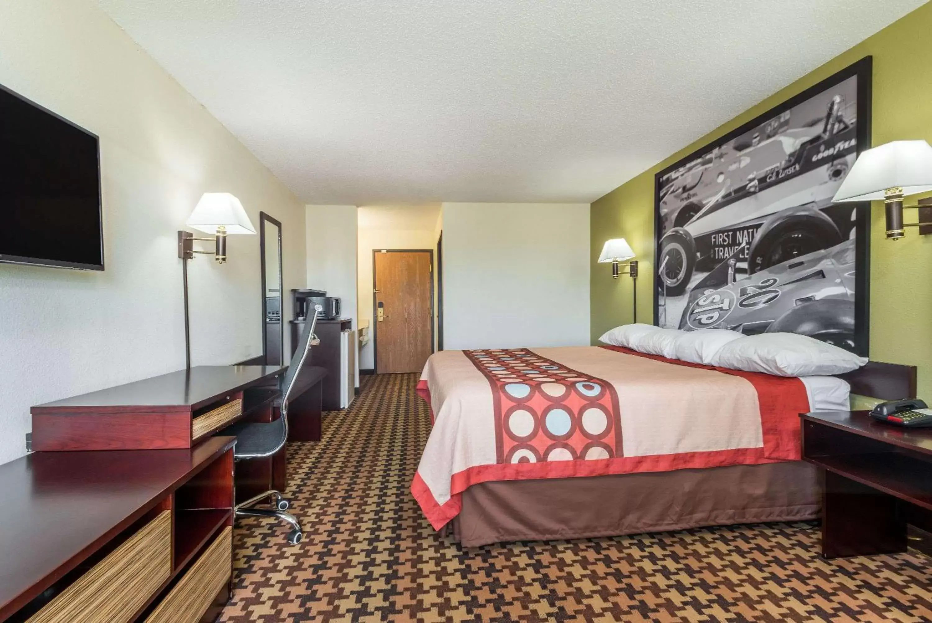 Photo of the whole room, Bed in Super 8 by Wyndham Cloverdale