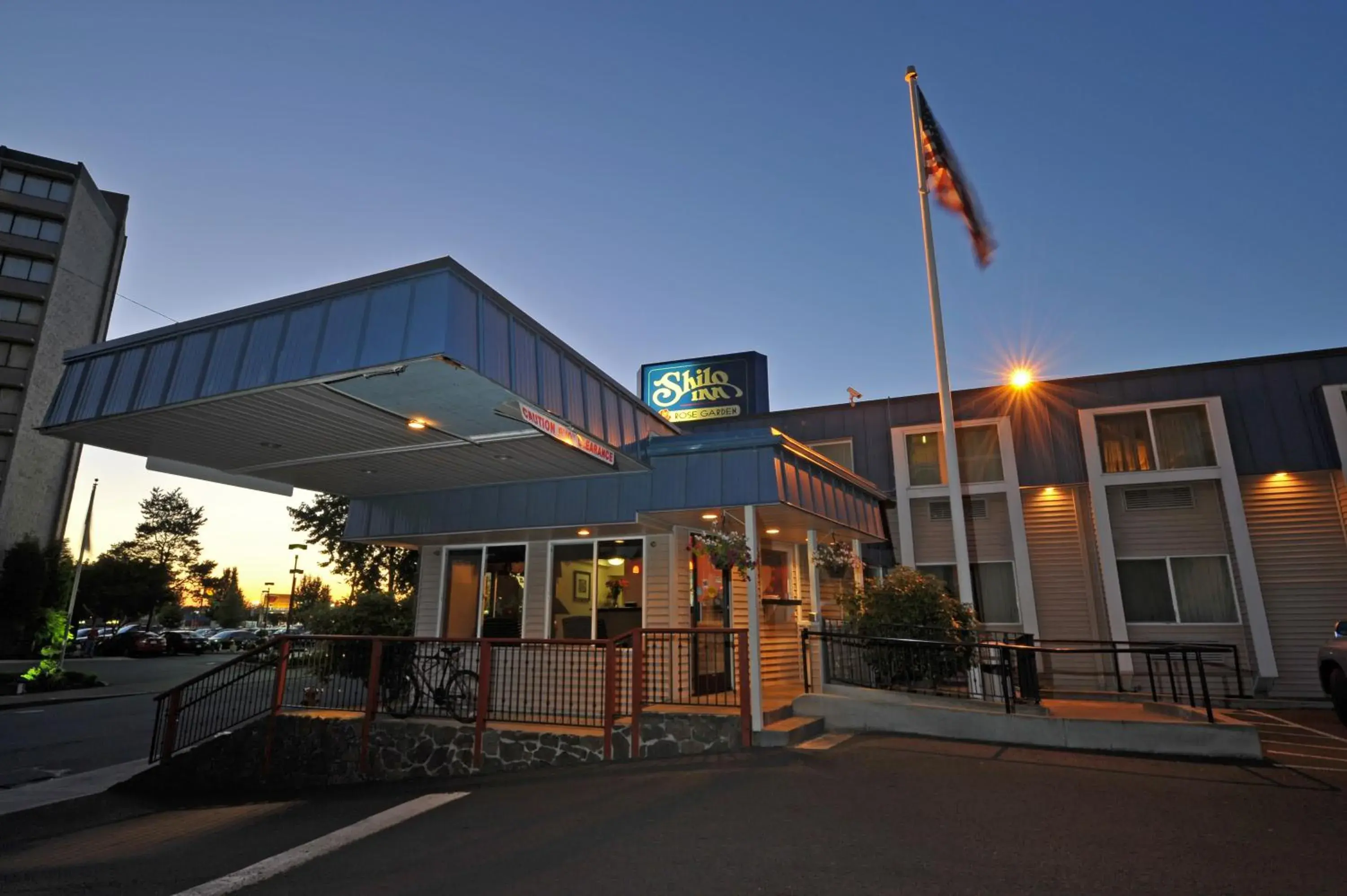 Facade/entrance, Property Building in Shilo Inn Portland Rose Garden