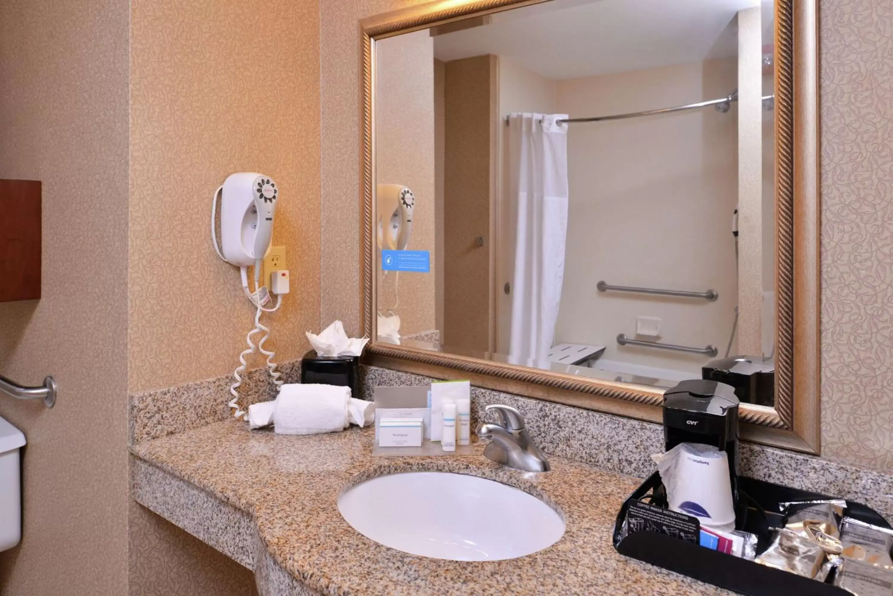 Bathroom in Hampton Inn Jackson-College Avenue