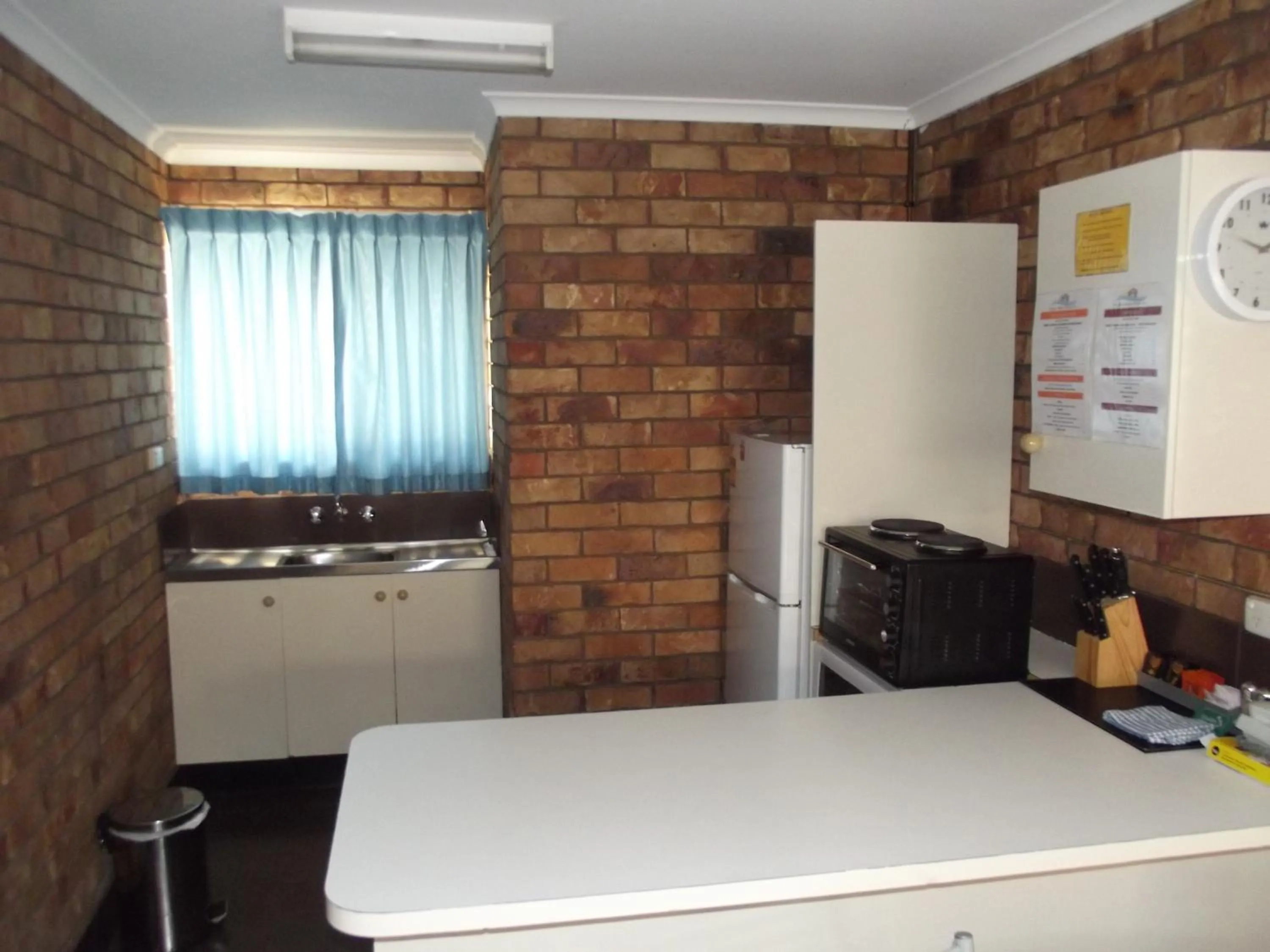 Kitchen or kitchenette in Bridge Street Motor Inn
