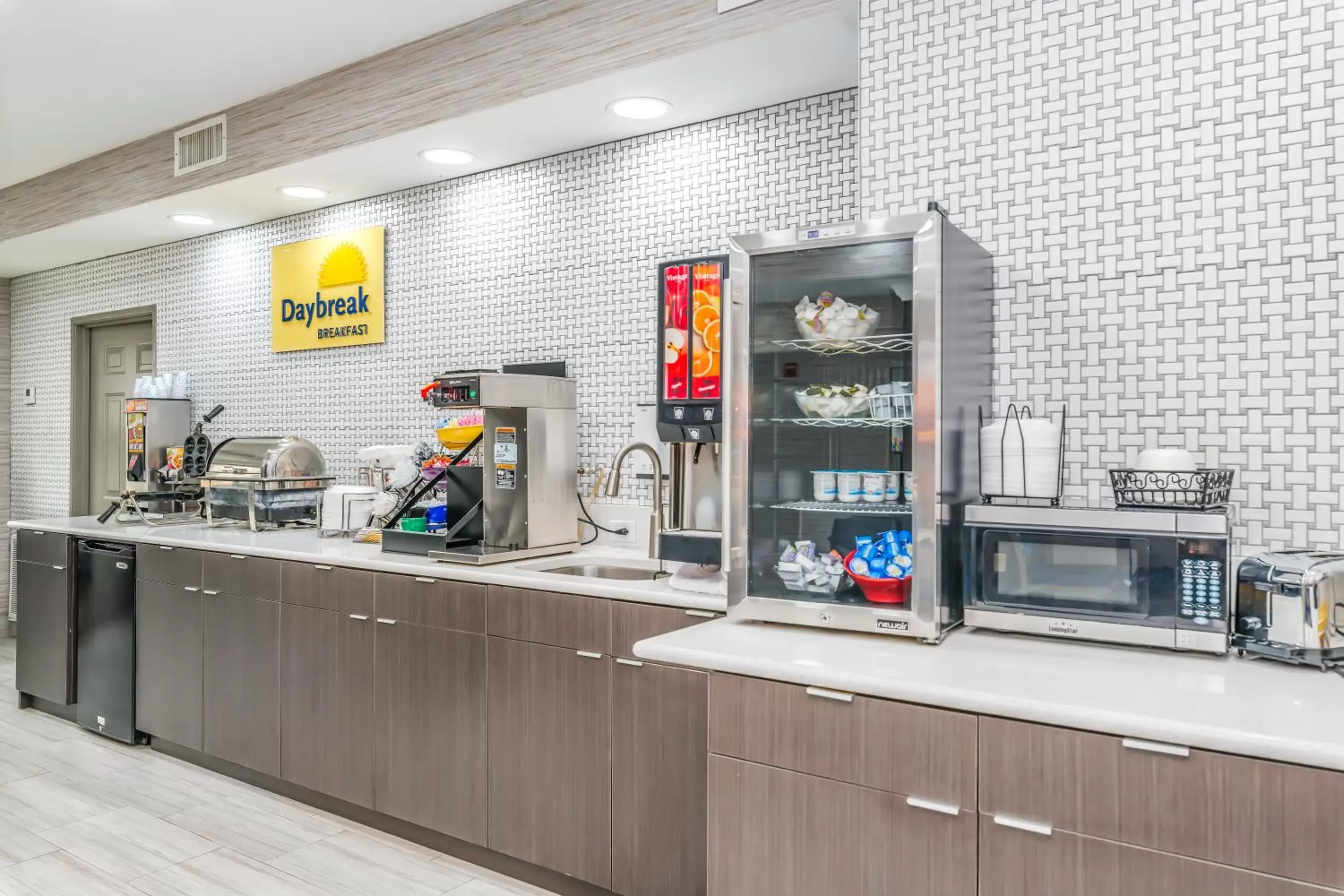 Breakfast, Kitchen/Kitchenette in Days Inn & Suites by Wyndham Prattville-Montgomery