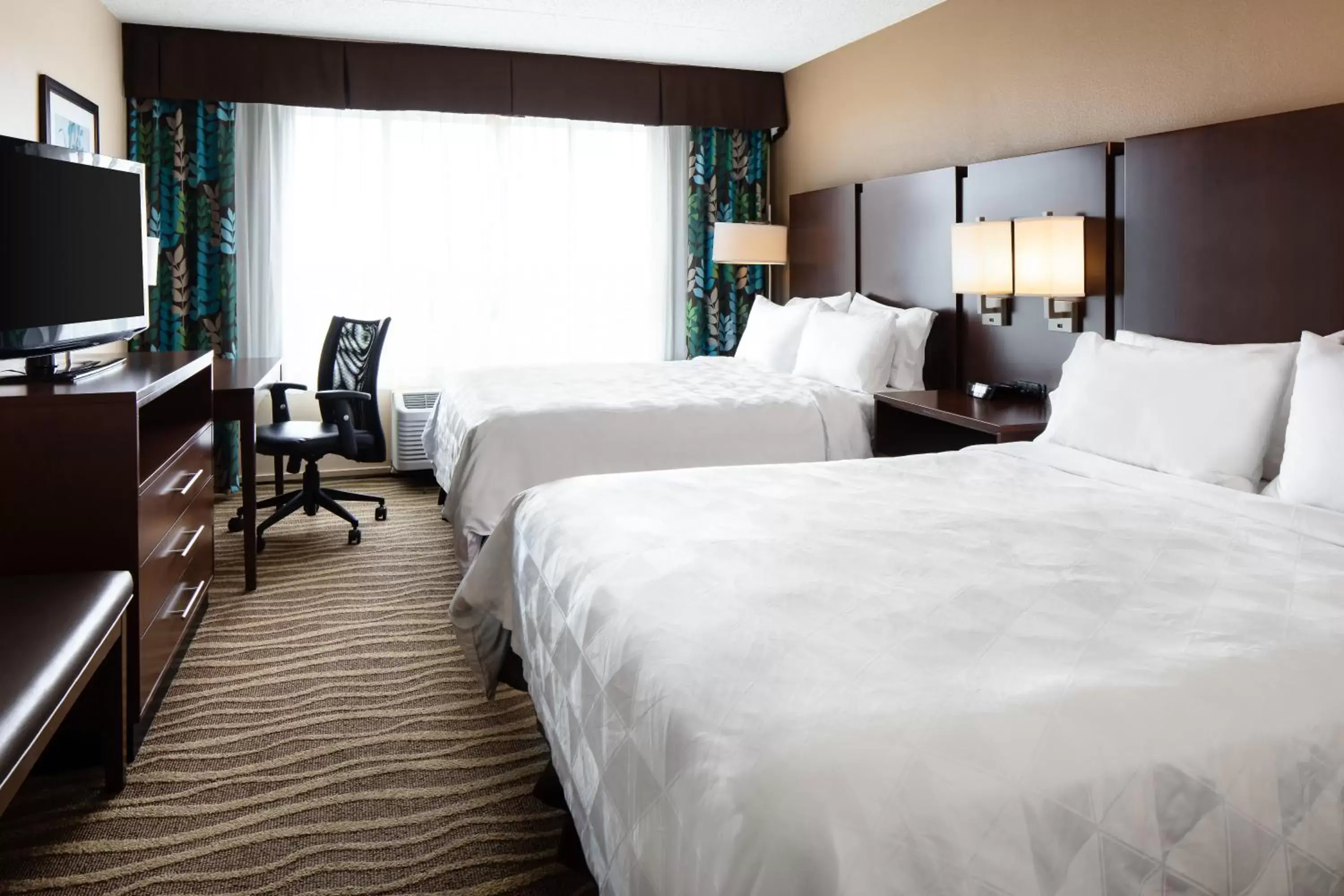 Bed in Holiday Inn Hotel & Suites Overland Park-West, an IHG Hotel