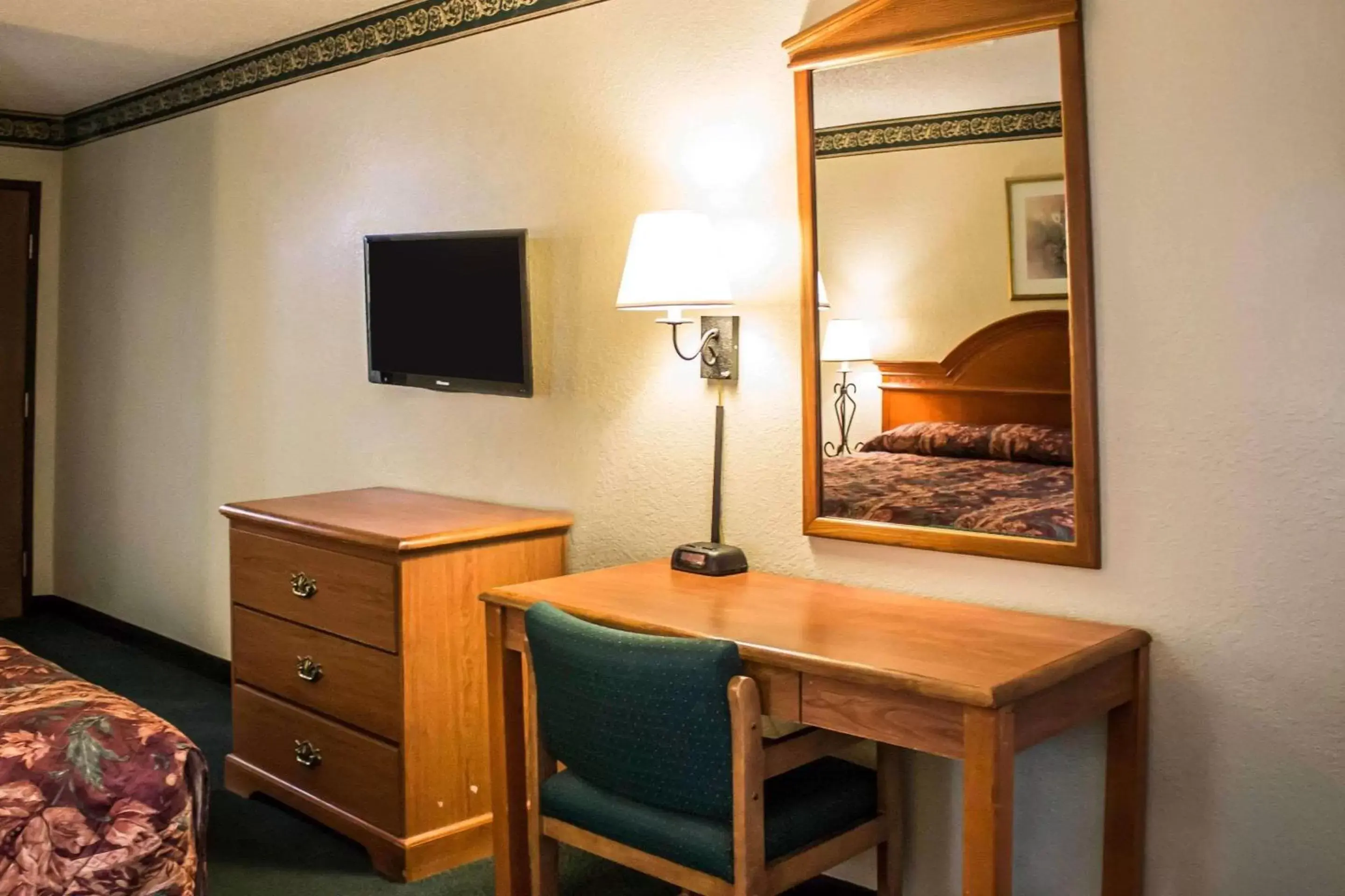 Photo of the whole room, TV/Entertainment Center in Econo Lodge Akron