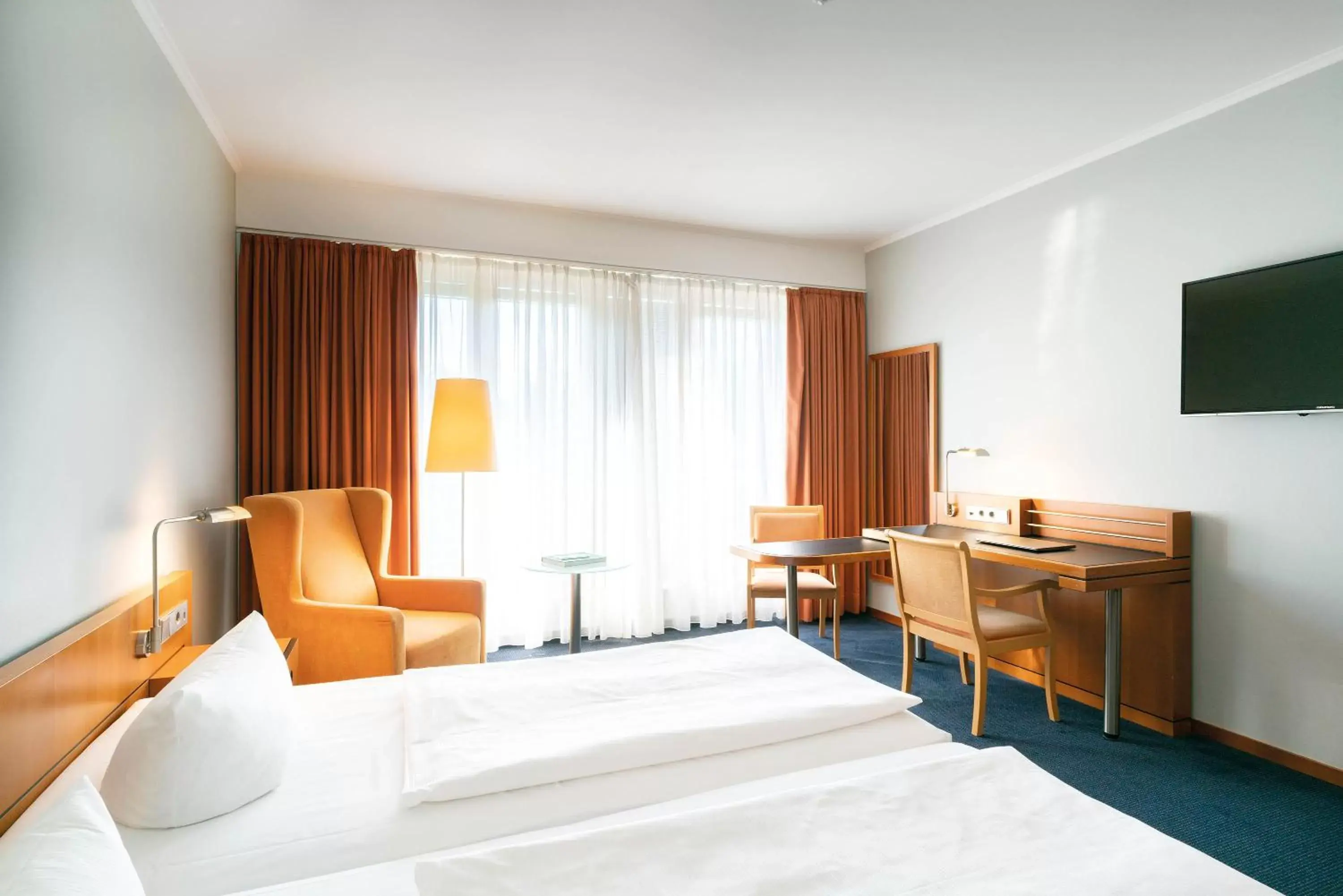 Photo of the whole room, Bed in Seminaris Hotel Potsdam Griebnitzsee Photo of the whole room, Bed in Seminaris Hotel Potsdam Griebnitzsee