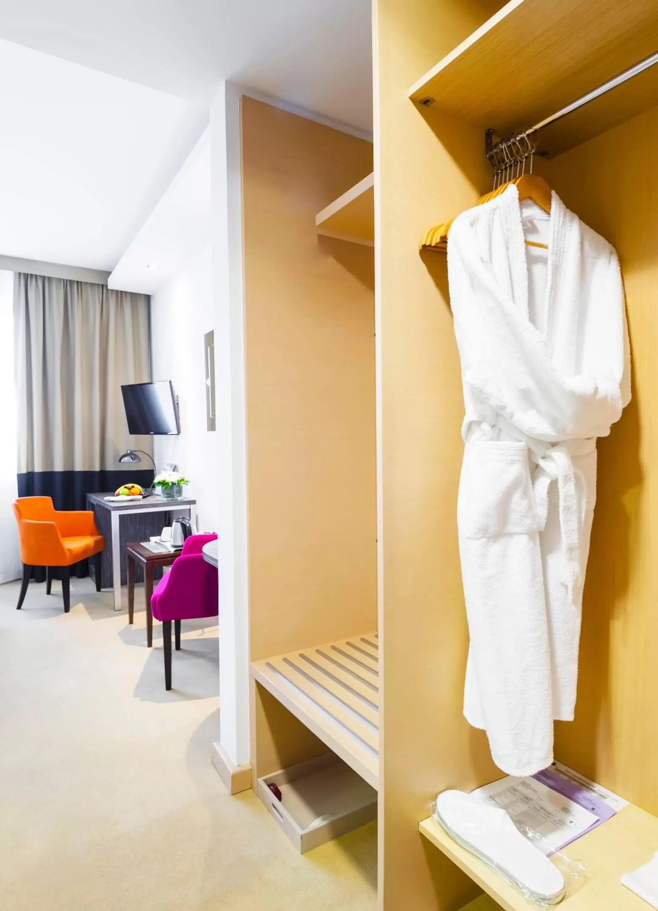 wardrobe, Bathroom in IN Hotel Beograd