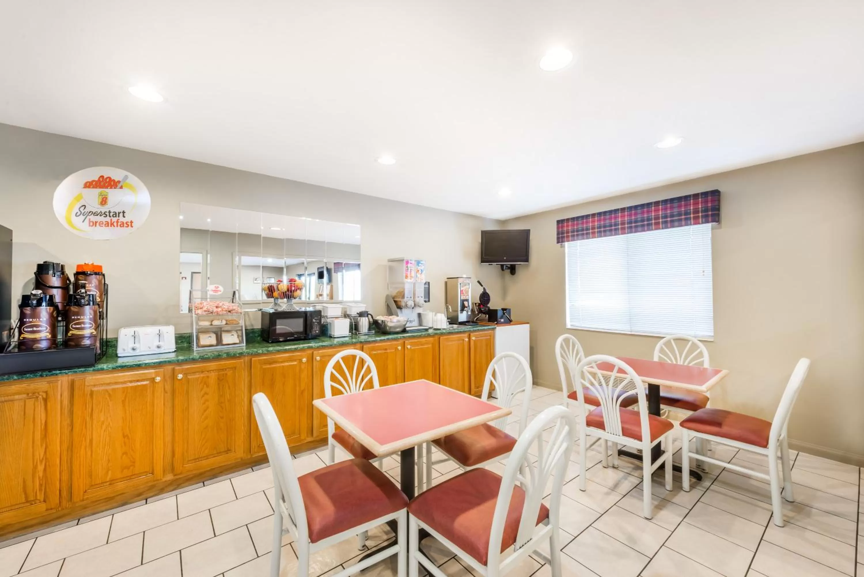 Communal lounge/ TV room in Super 8 by Wyndham Chanute