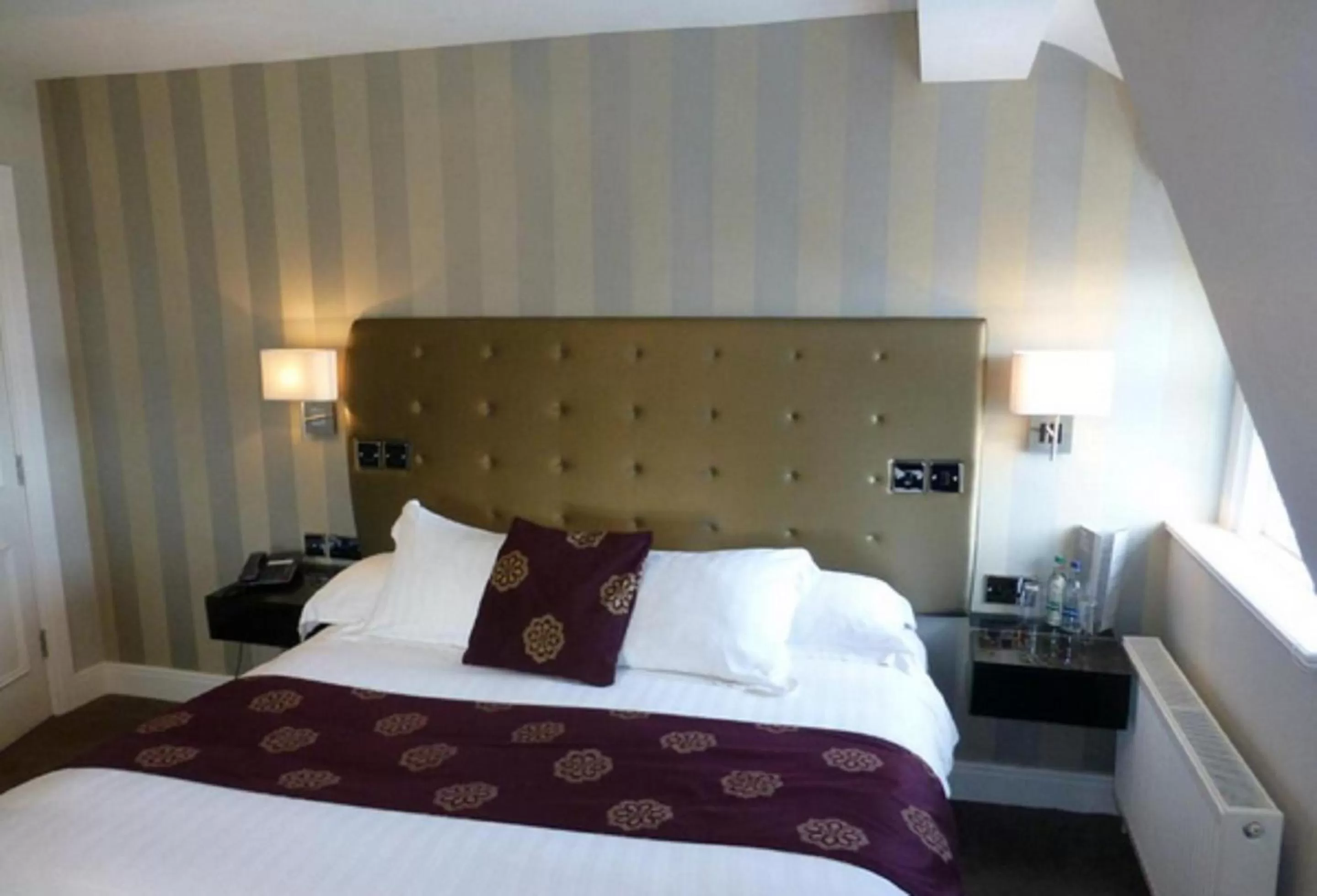 Bedroom, Bed in Cliff Hotel