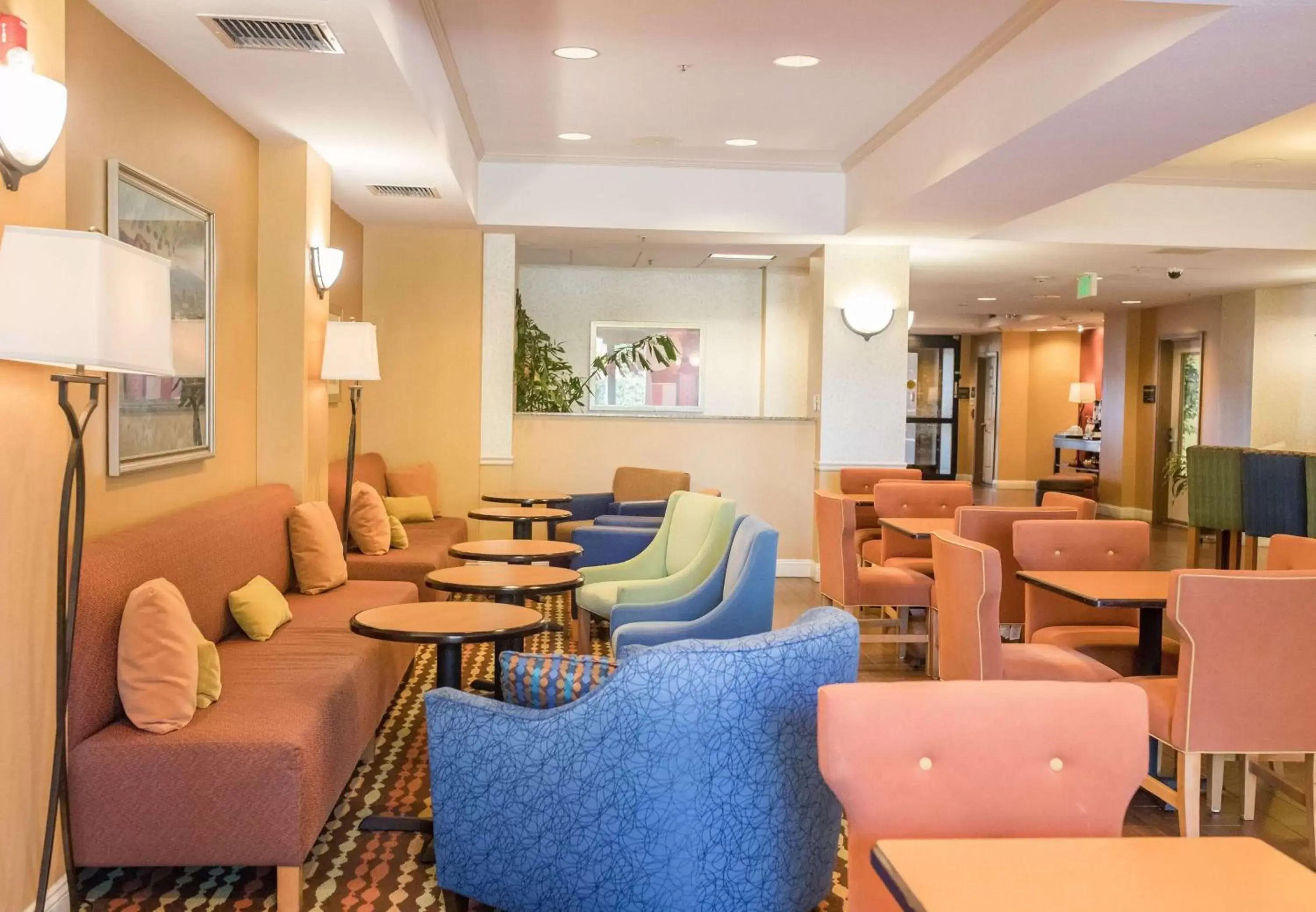 Lobby or reception, Lounge/Bar in Hampton Inn & Suites Lathrop