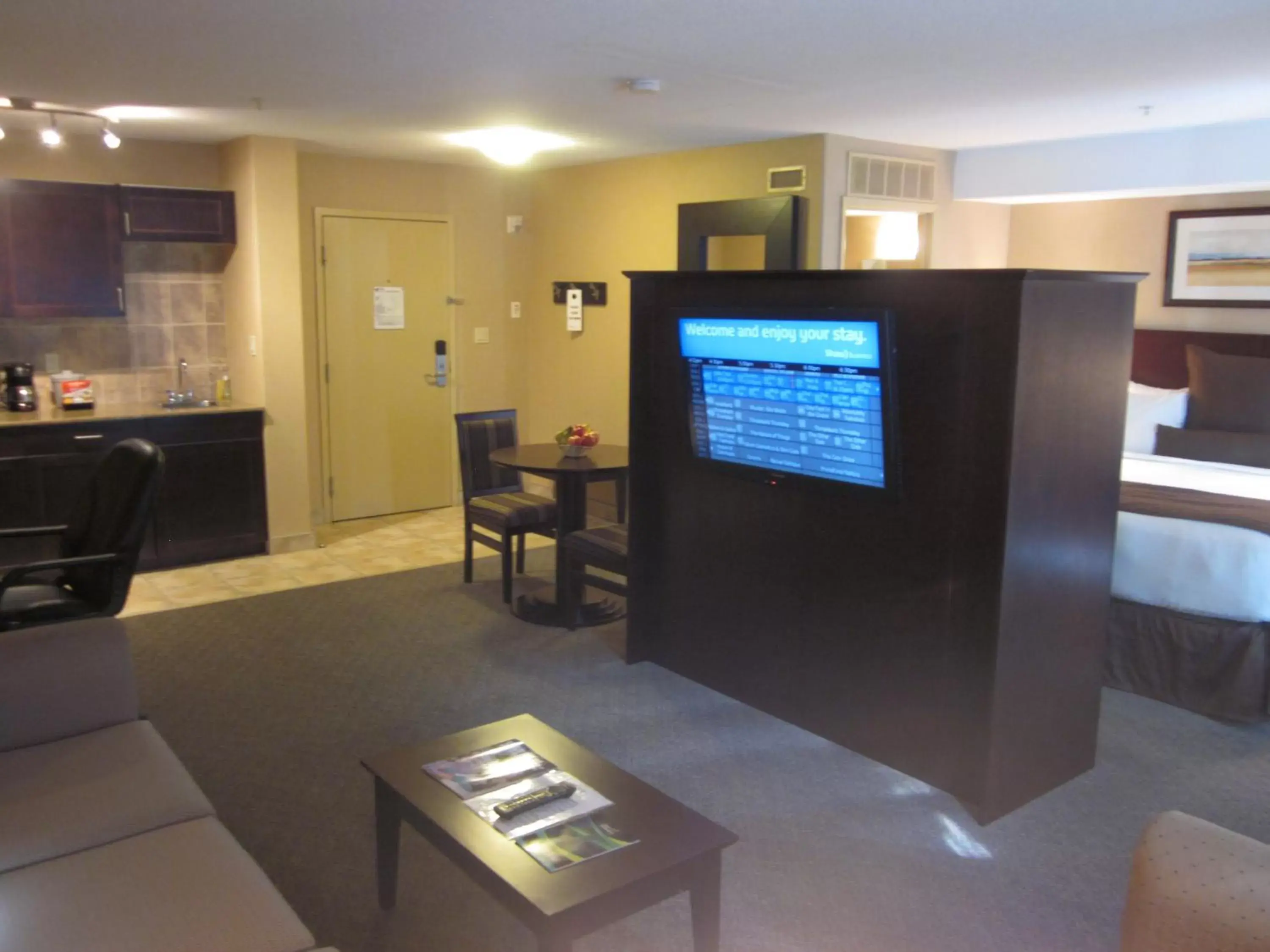 Photo of the whole room, TV/Entertainment Center in Franklin Suite Hotel
