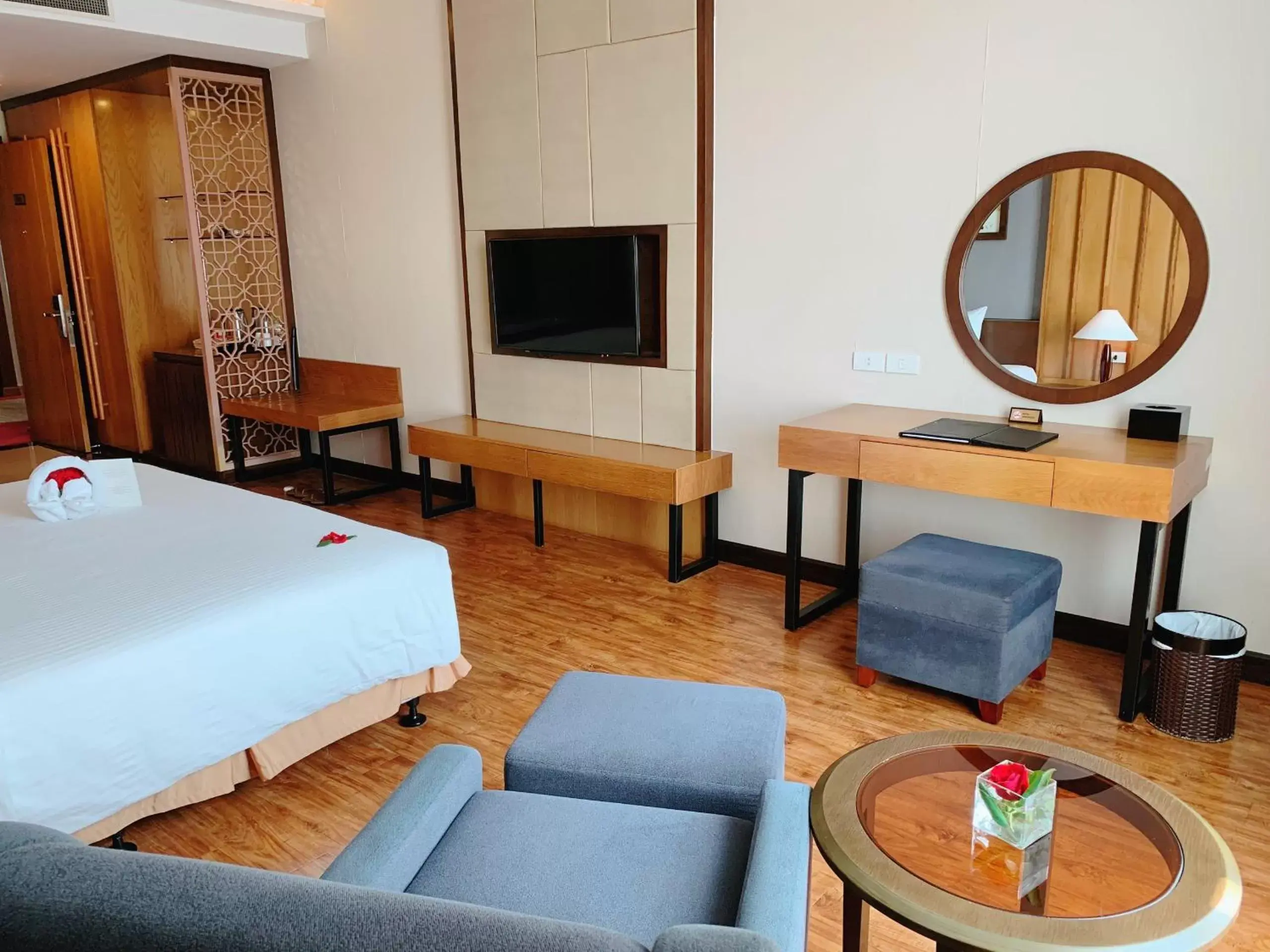 Bed, TV/Entertainment Center in Muong Thanh Luxury Nhat Le Hotel